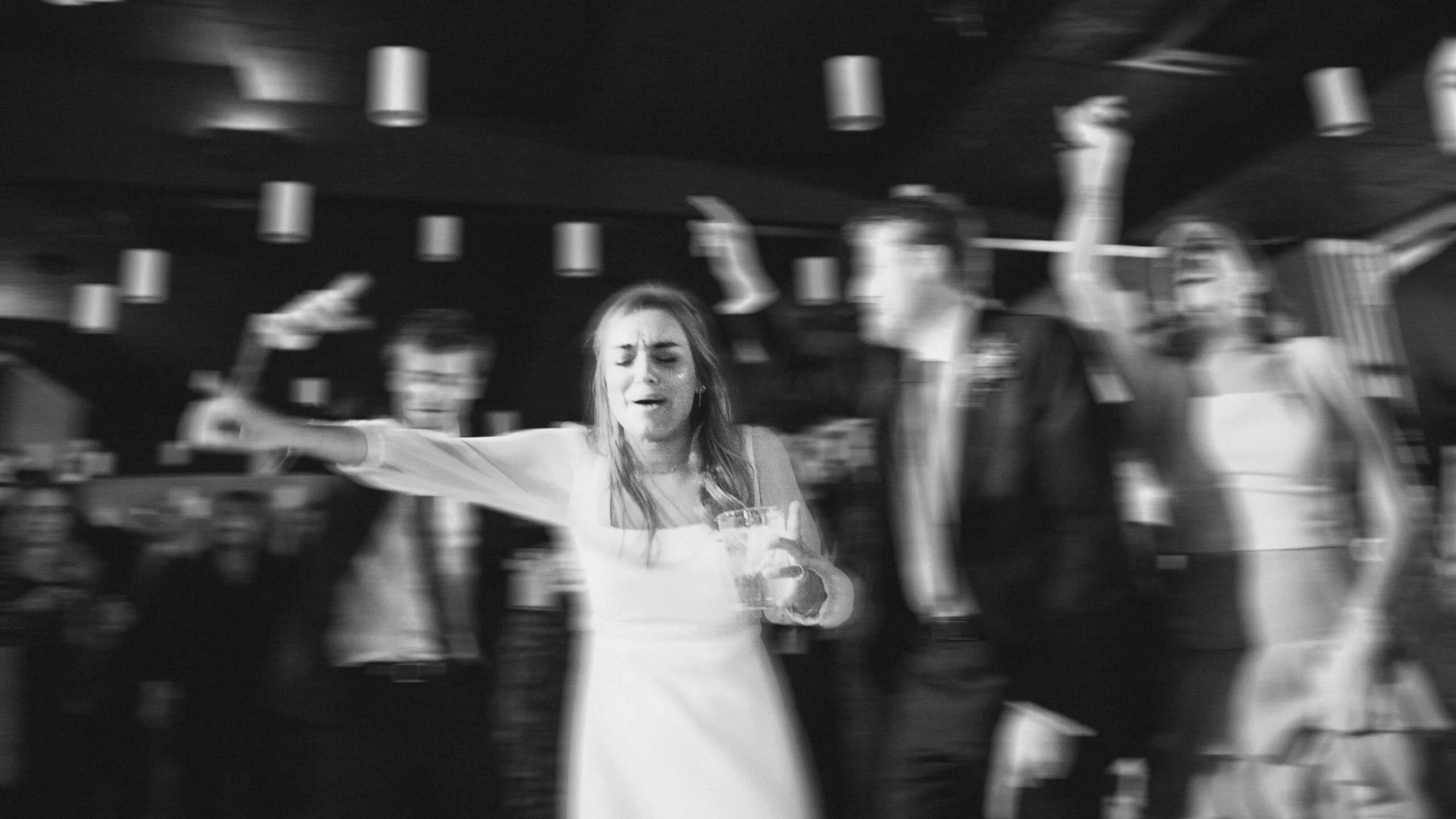 Wedding photographer in Barcelona: disco party photography