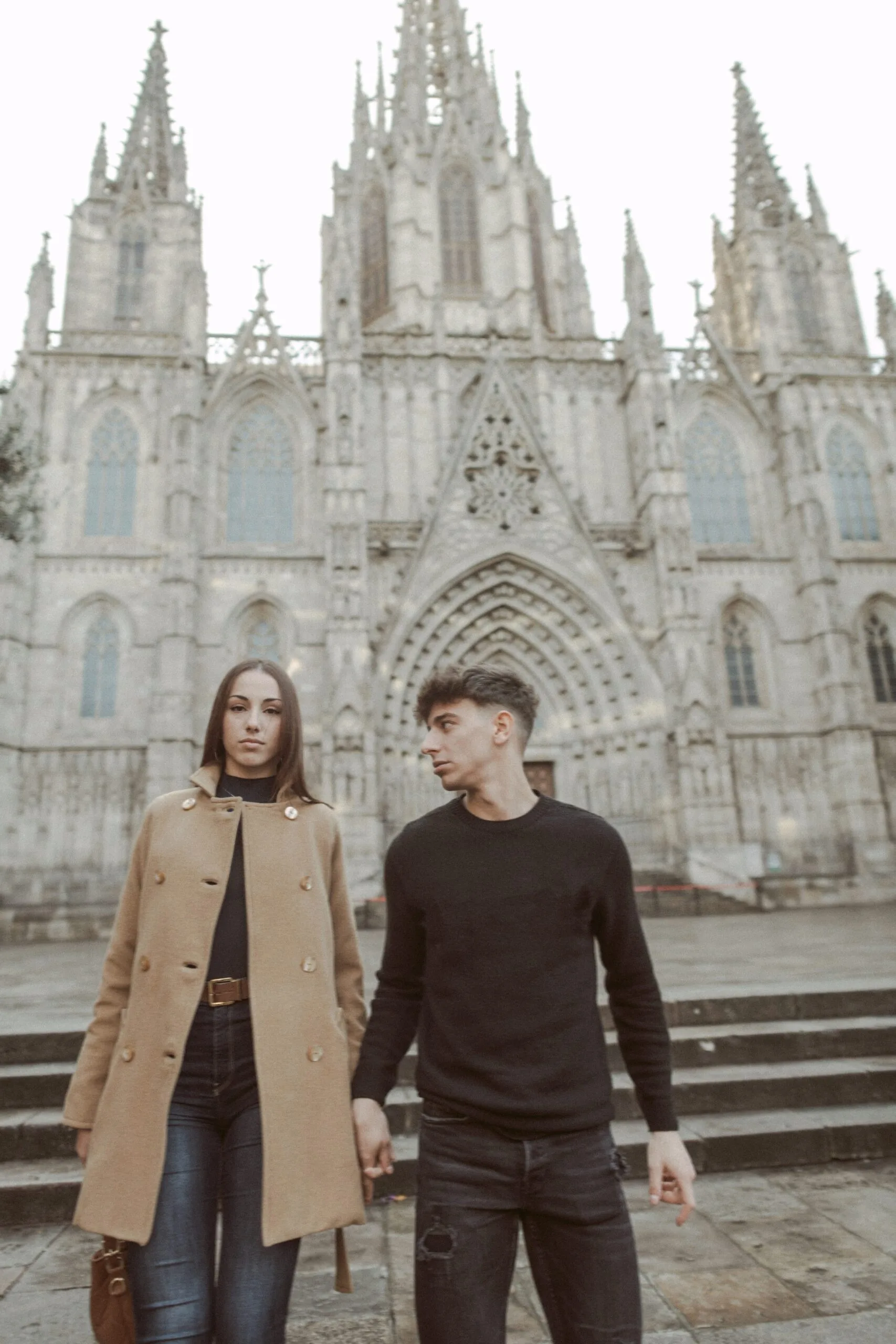 Couple photographer in El Gótico, Barcelona.