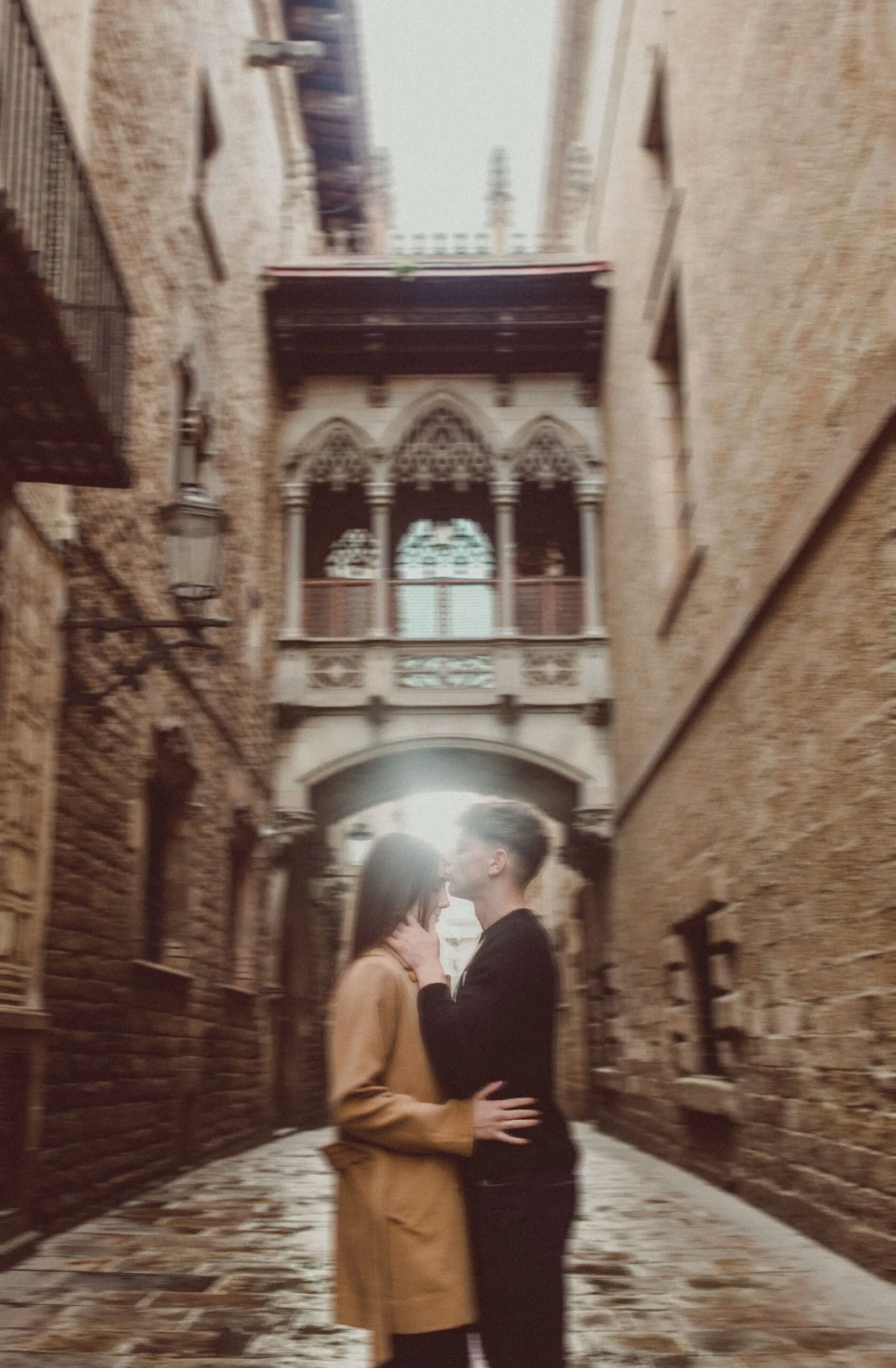 Couple photographer in El Born, El Pont del Bisbe