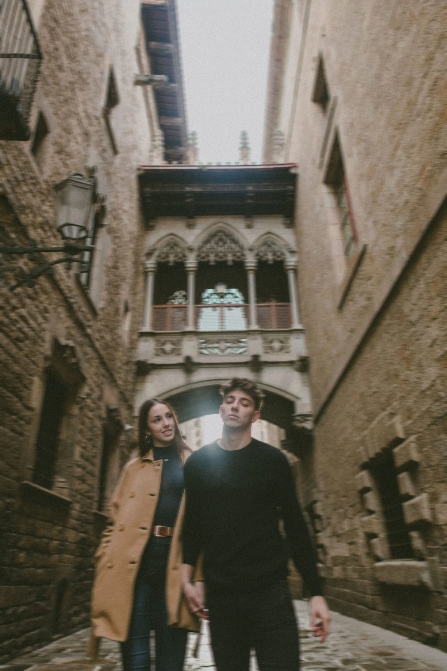 Couple photographer in El Born, El Pont del Bisbe