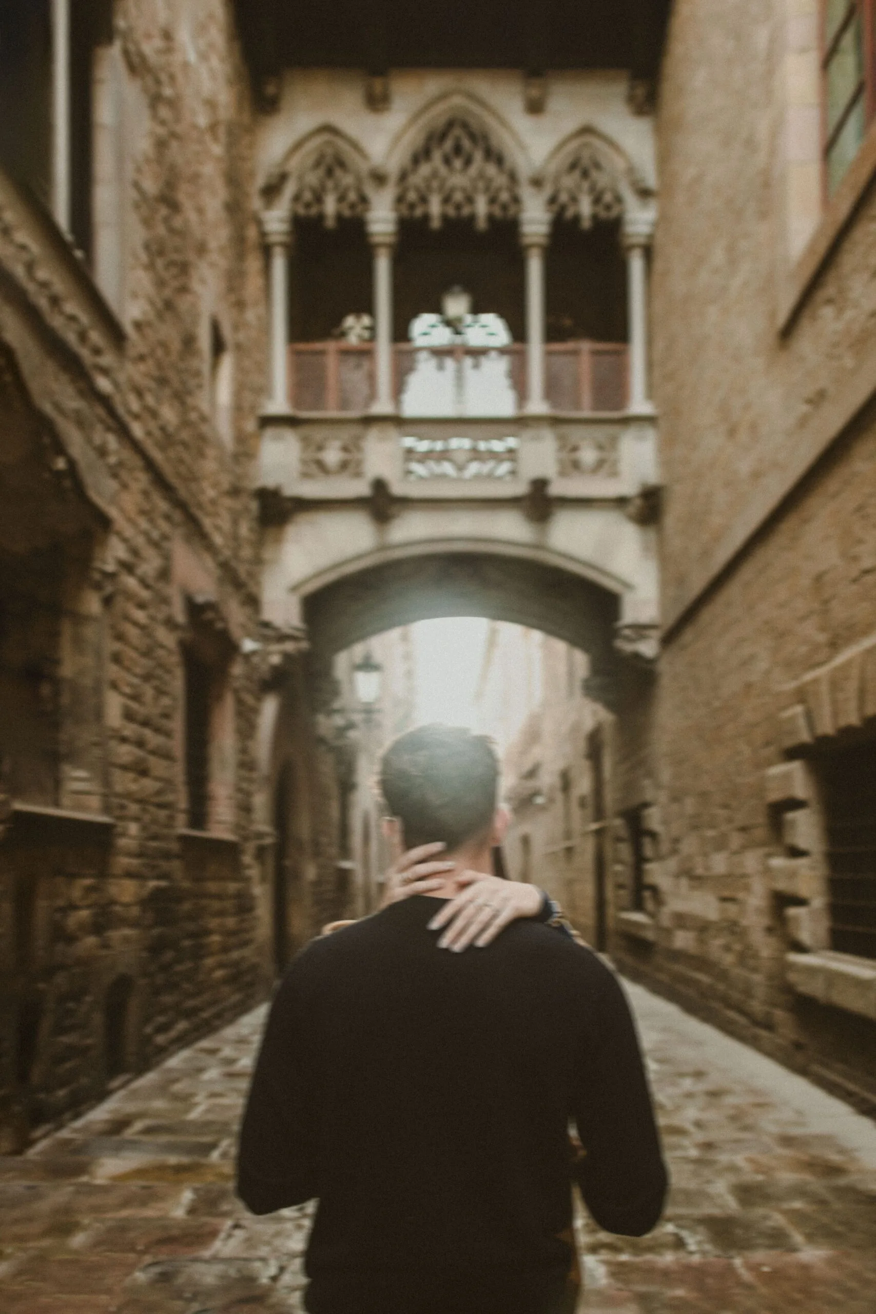 Couple photographer in El Born, El Pont del Bisbe
