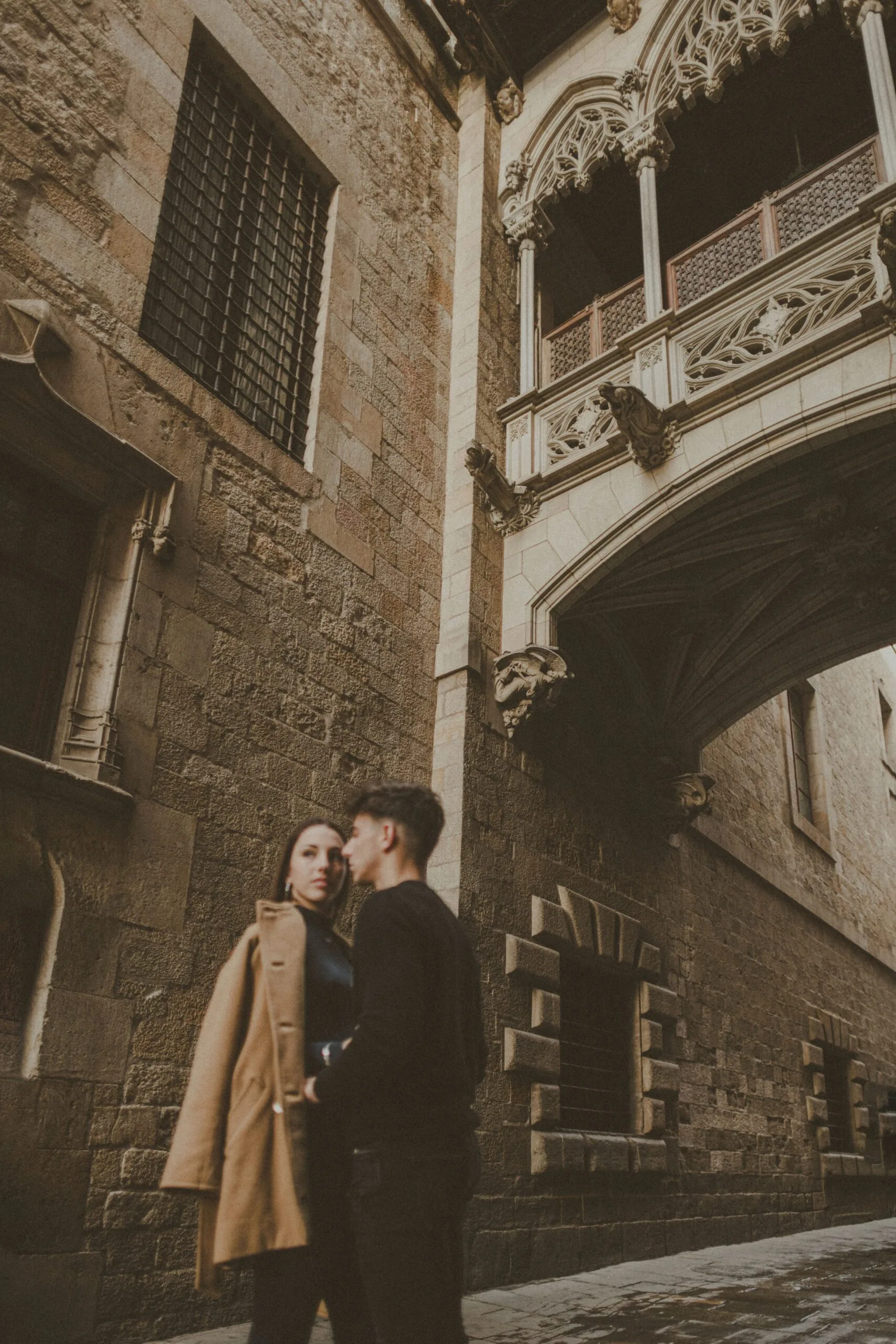 Couple photographer in El Born, El Pont del Bisbe
