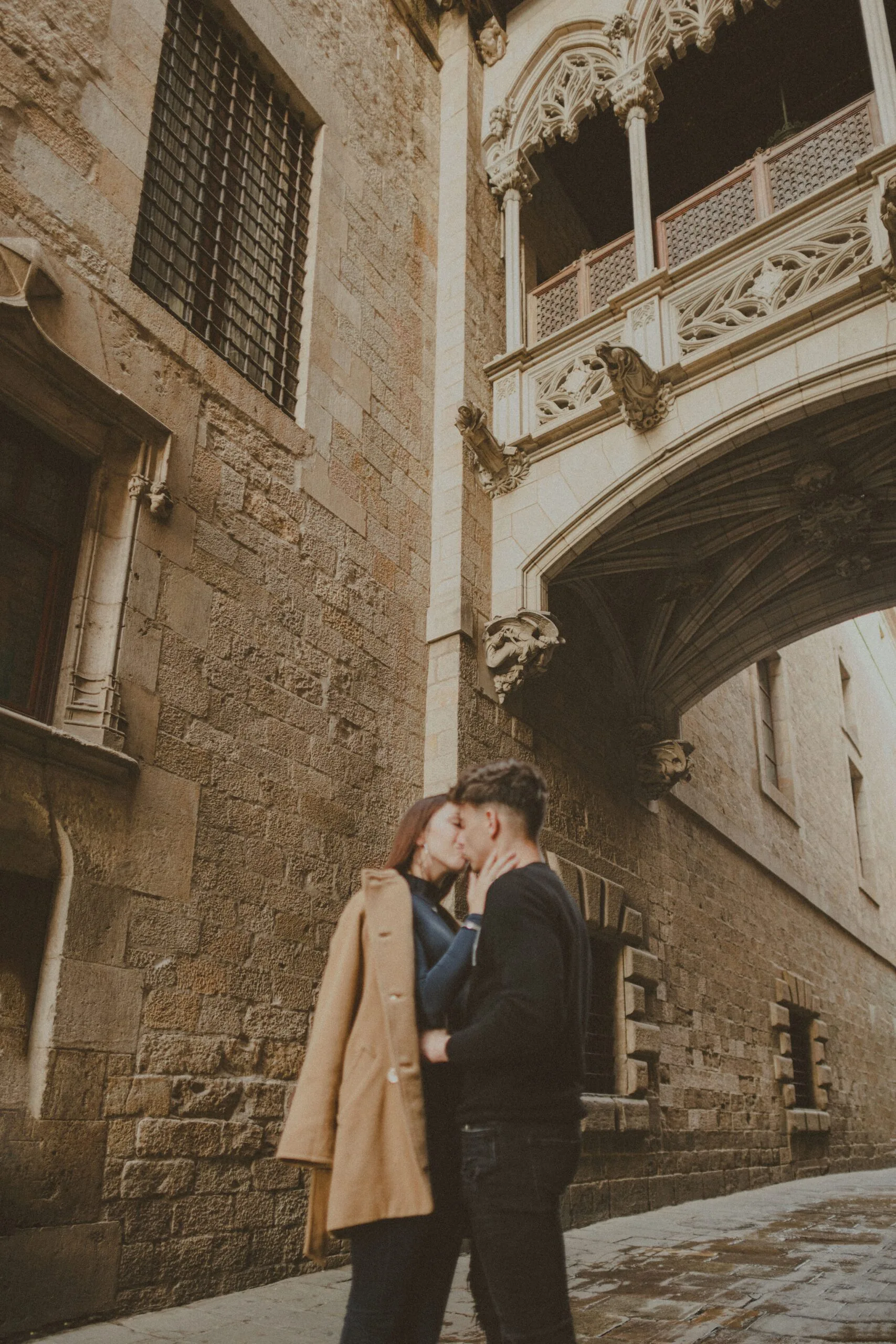 Couple photographer in El Gótico, Barcelona.