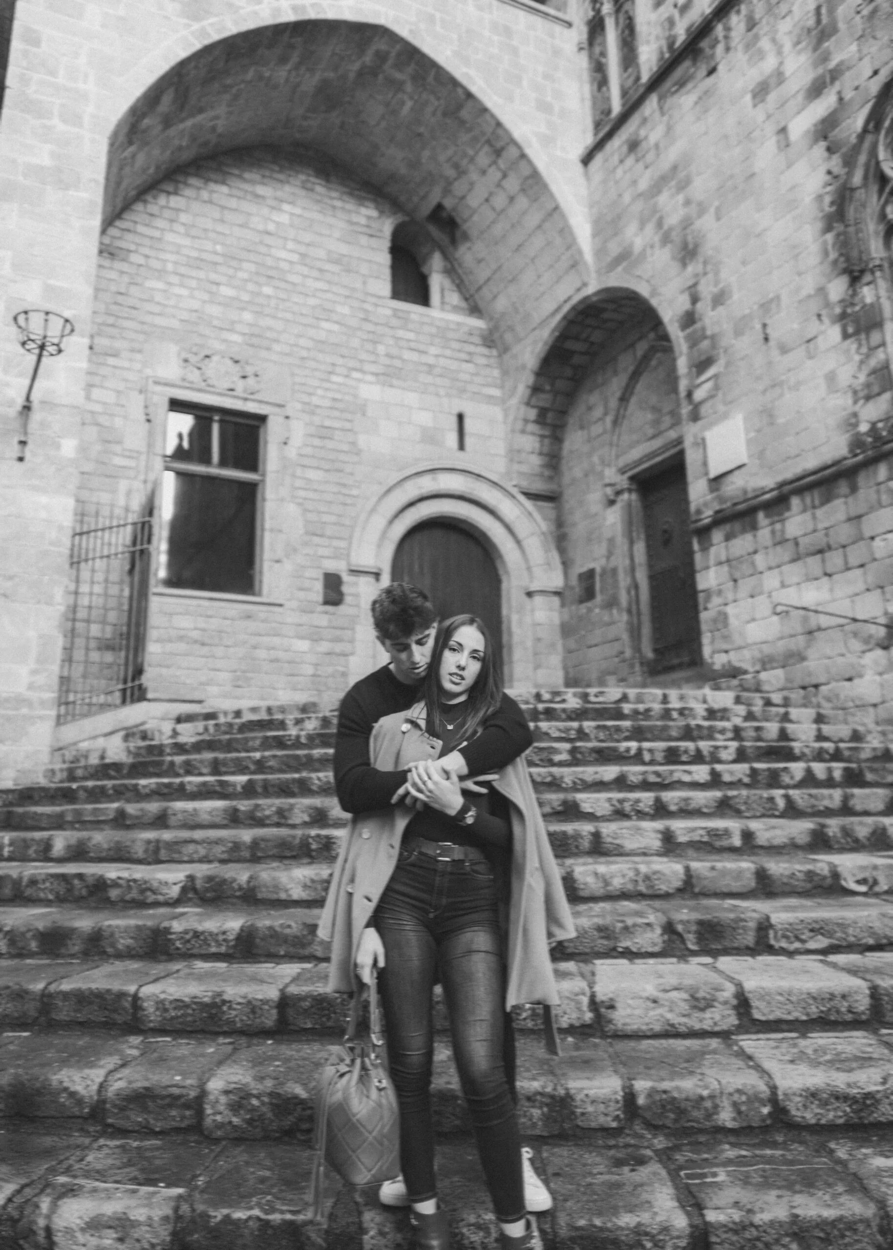 Couple photographer in El Gótico, Barcelona.