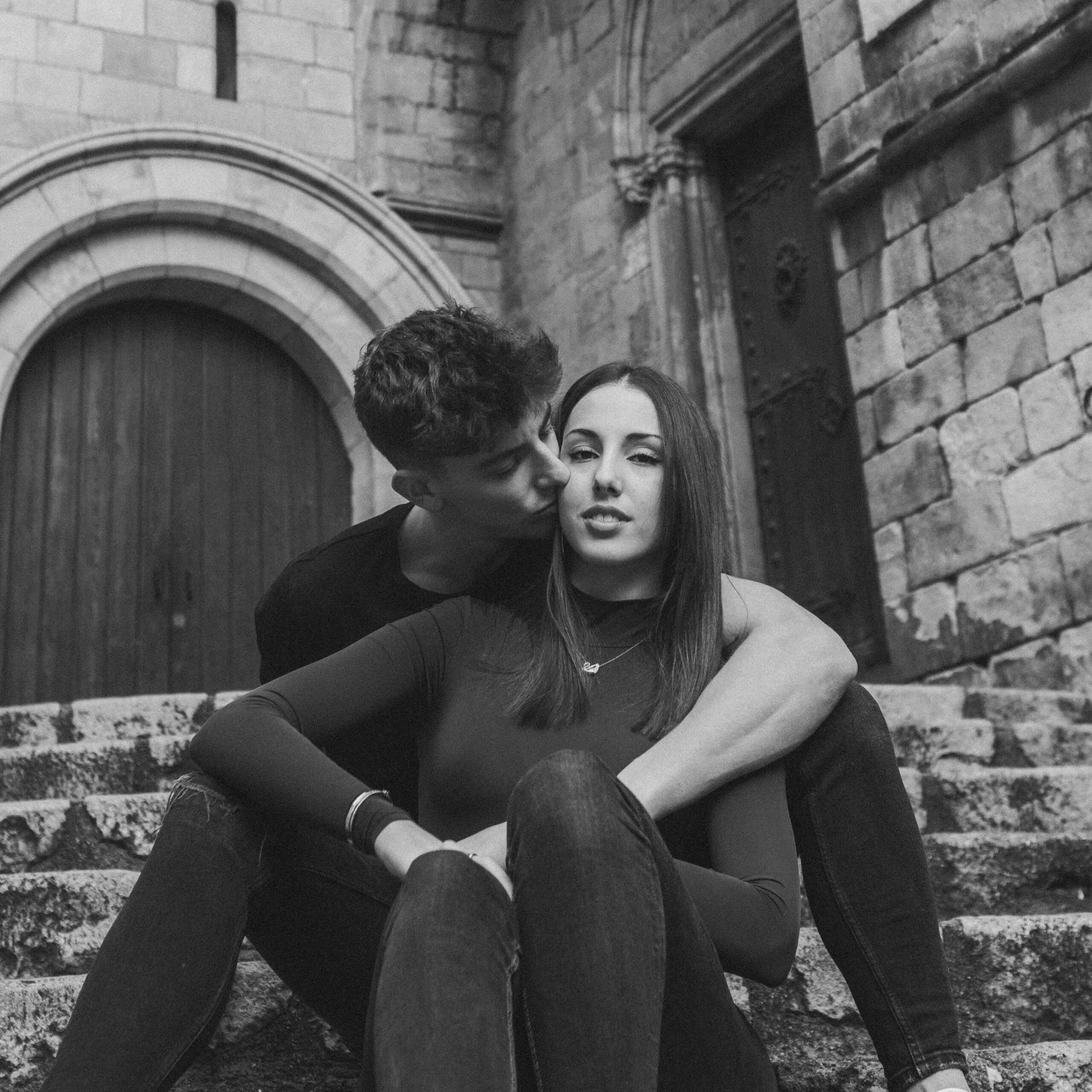Couple photographer in El Gótico, Barcelona.