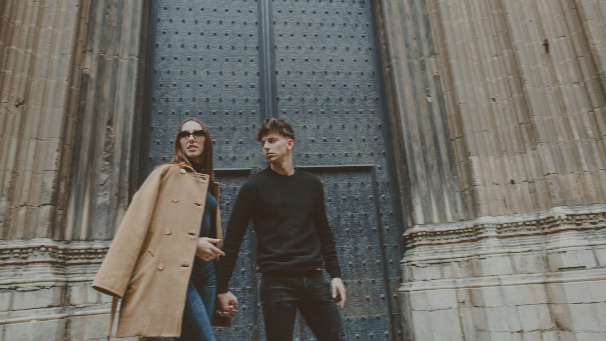 Couple photographer in El Gótico, Barcelona.