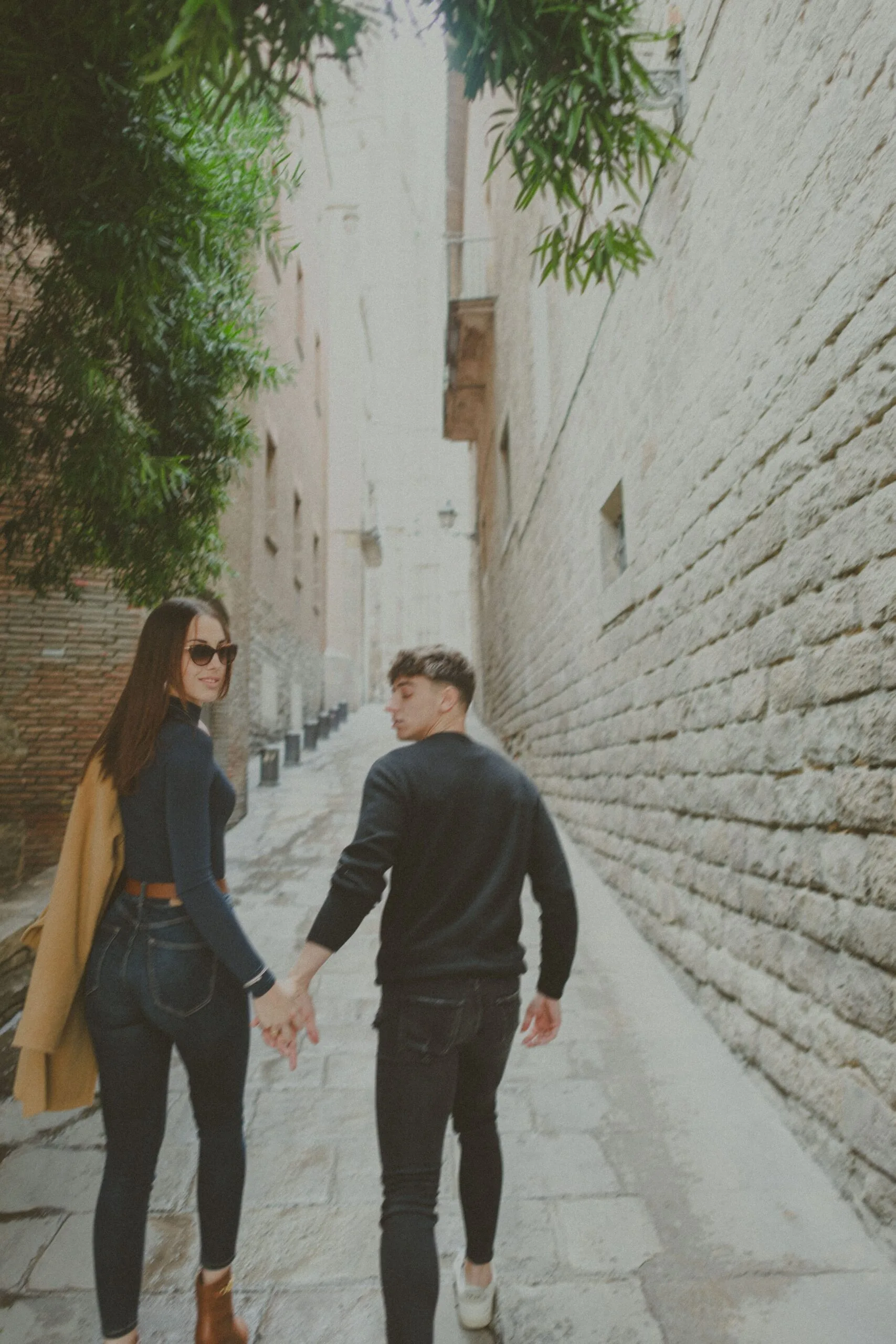 Couple photographer in El Gótico, Barcelona.