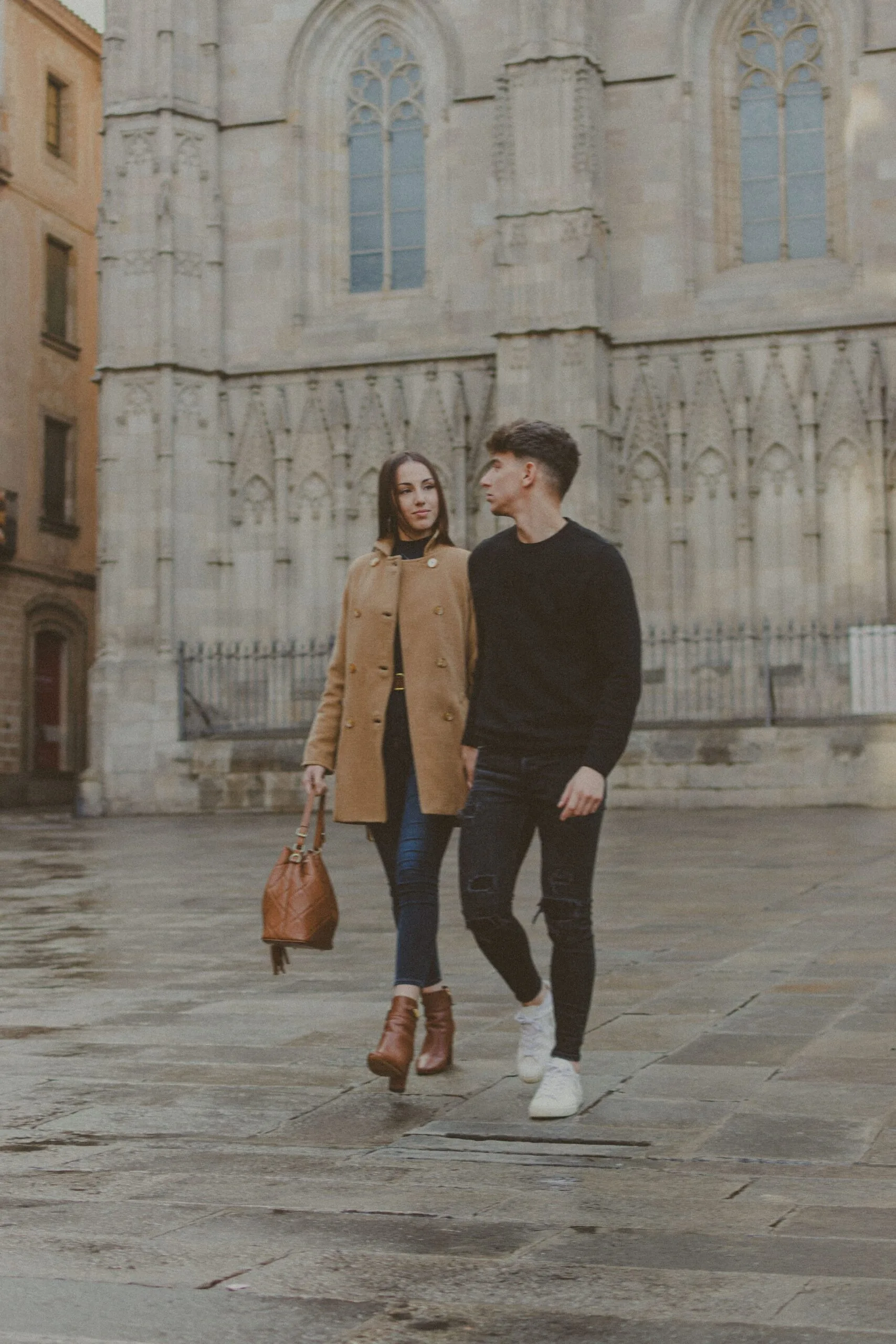 Couple photographer in El Gótico, Barcelona.