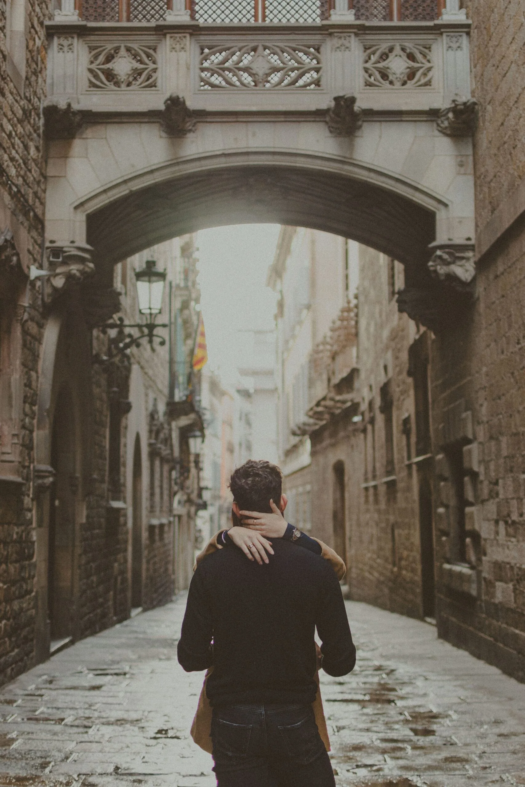 Couple photographer in El Gótico, Barcelona.