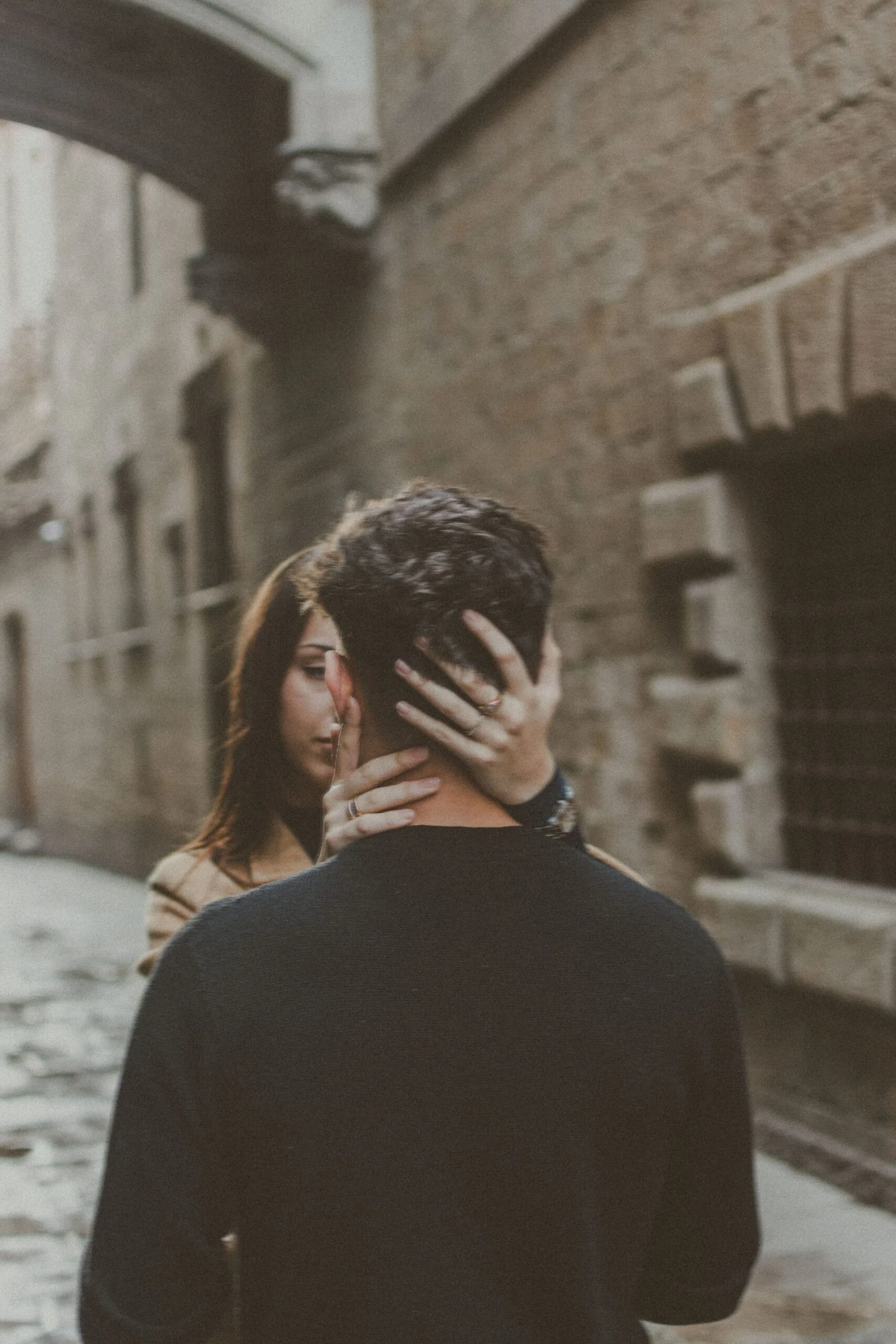 Couple photographer in El Gótico, Barcelona.