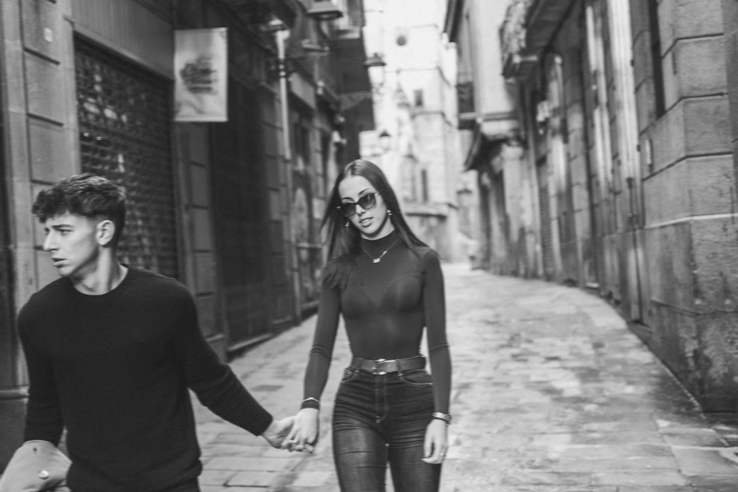 Couple photographer in El Gótico, Barcelona.
