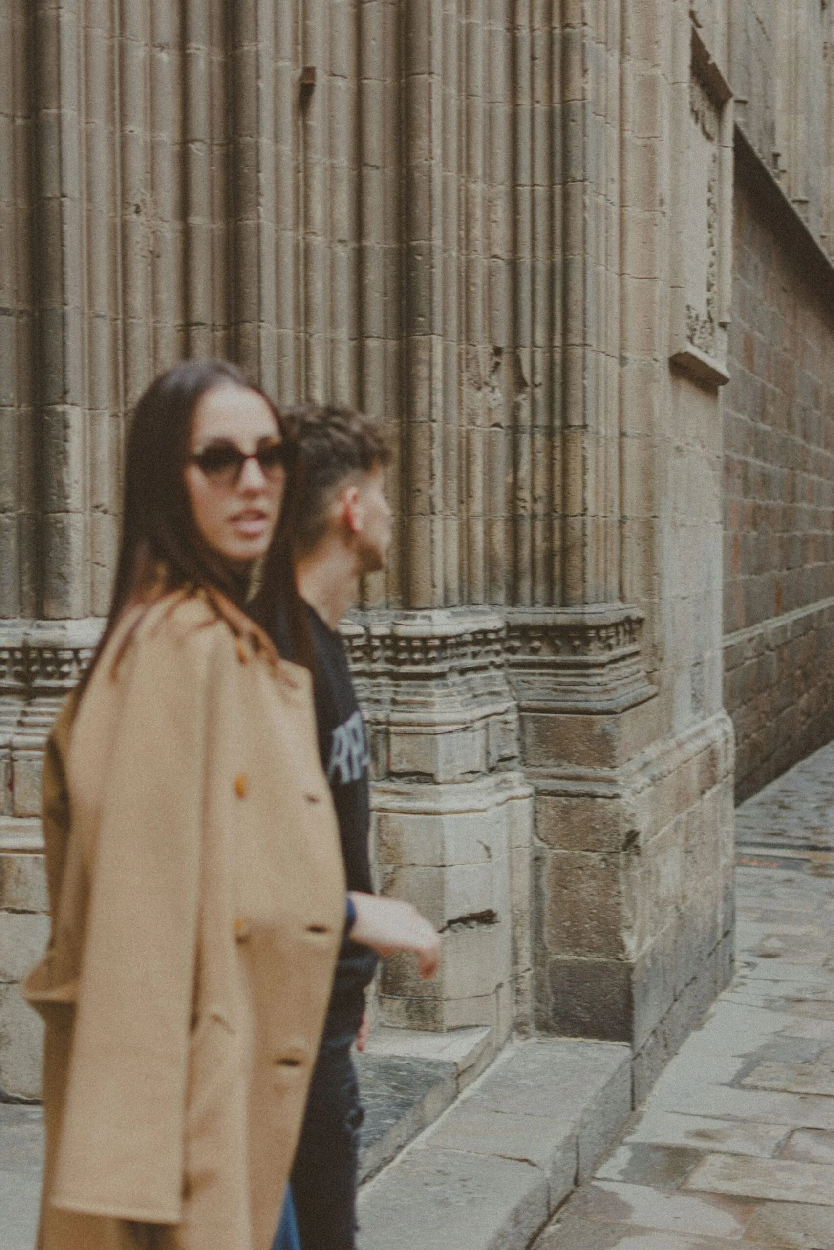 Couple photographer in El Gótico, Barcelona.