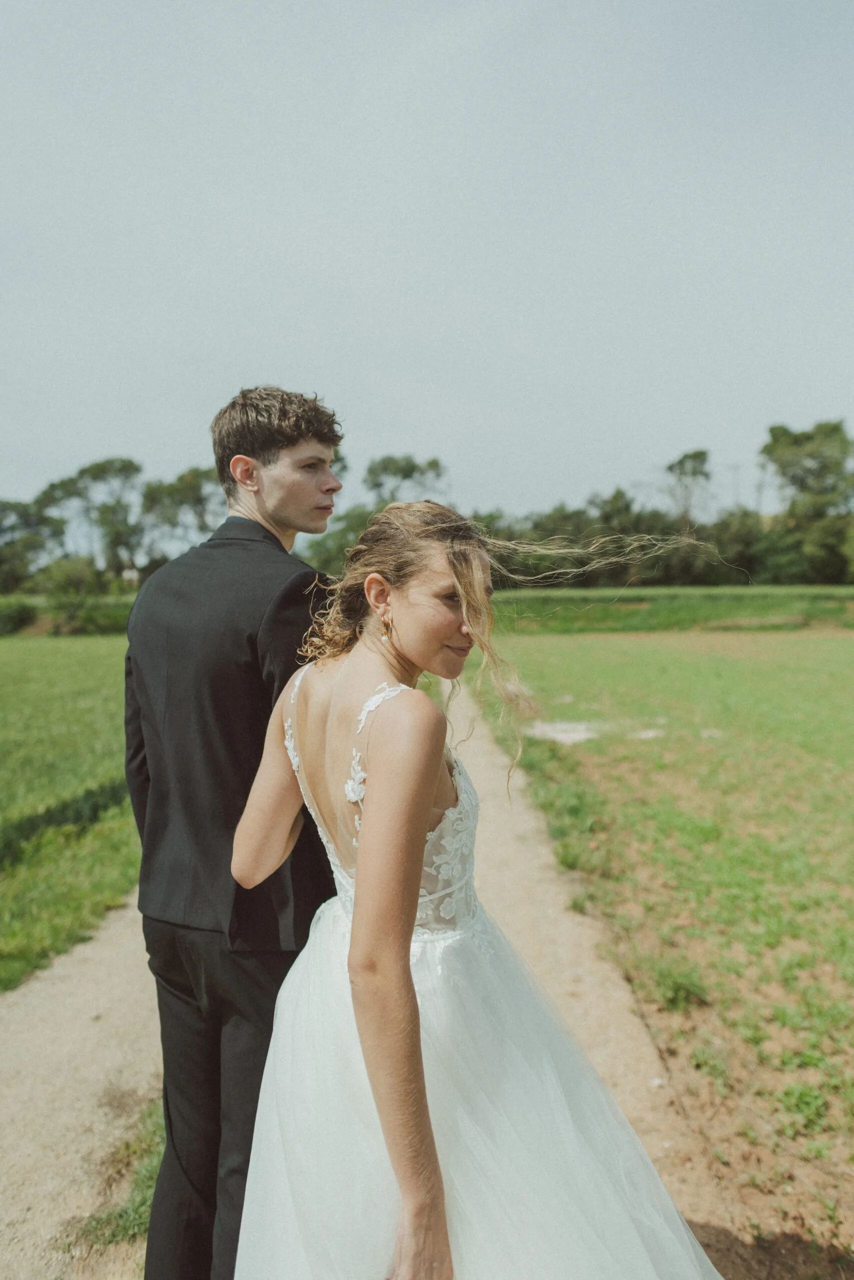 Wedding photographer Barcelona - tender kiss