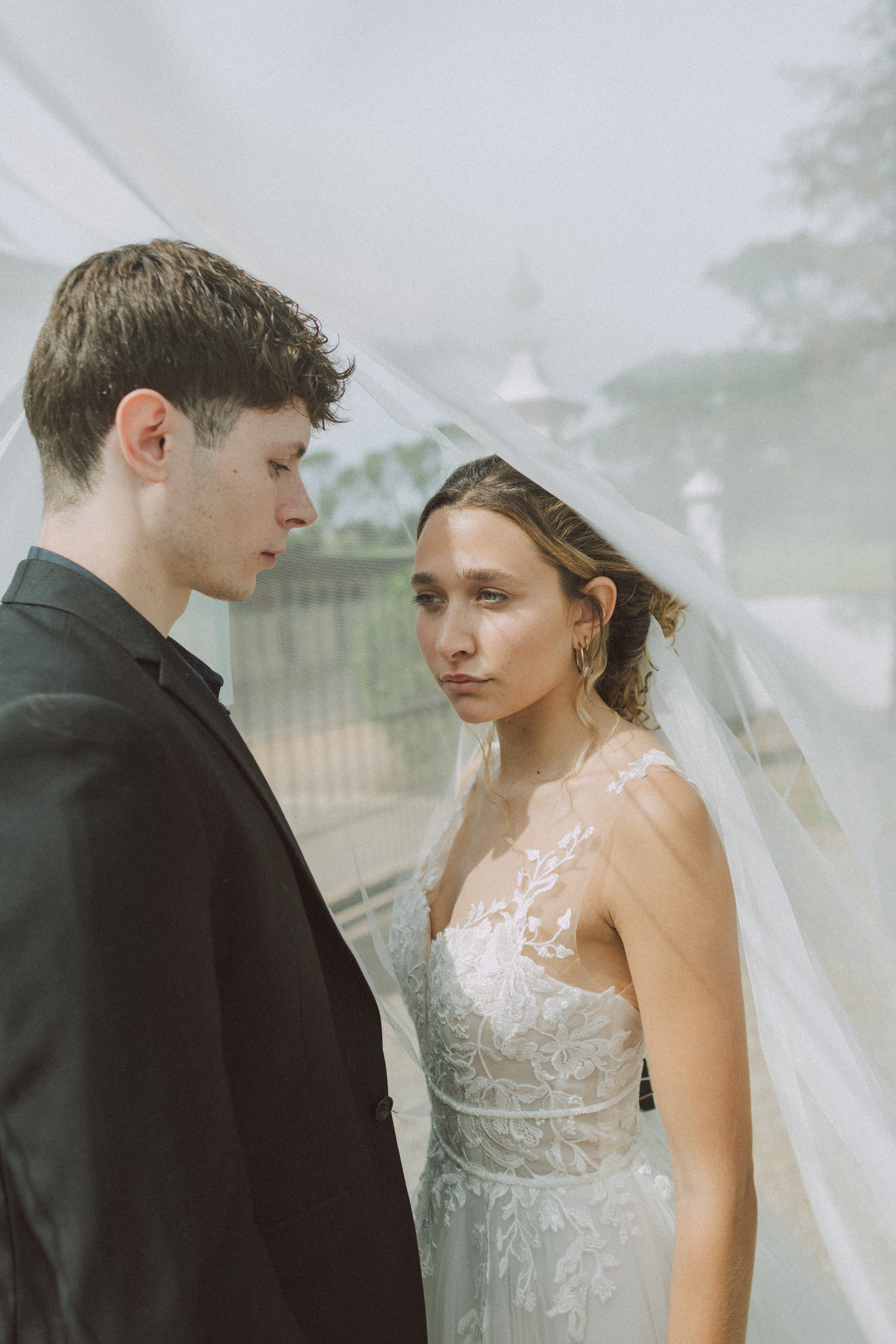 Wedding photographer Barcelona - tender embrace