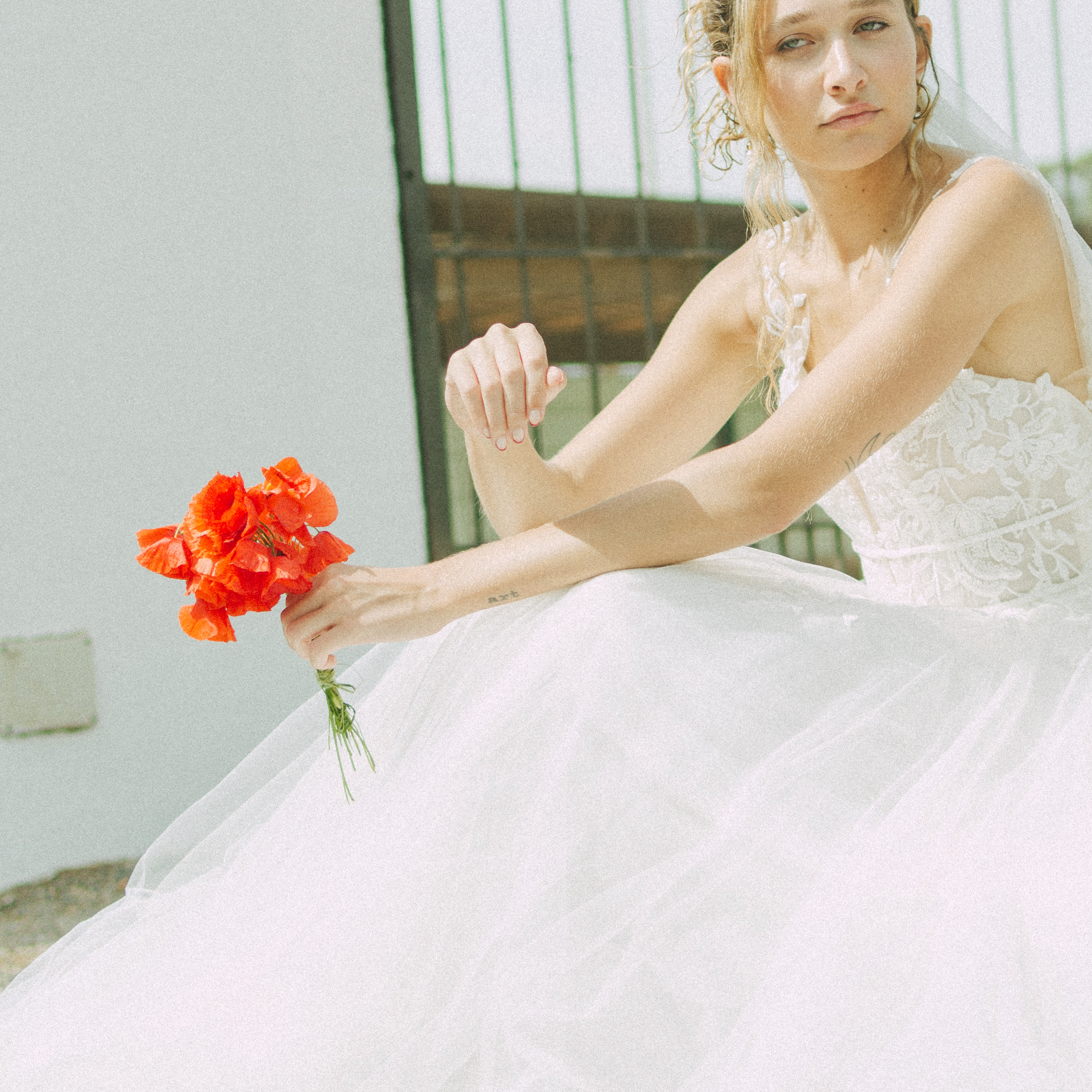 Wedding photographer Barcelona - romantic kiss