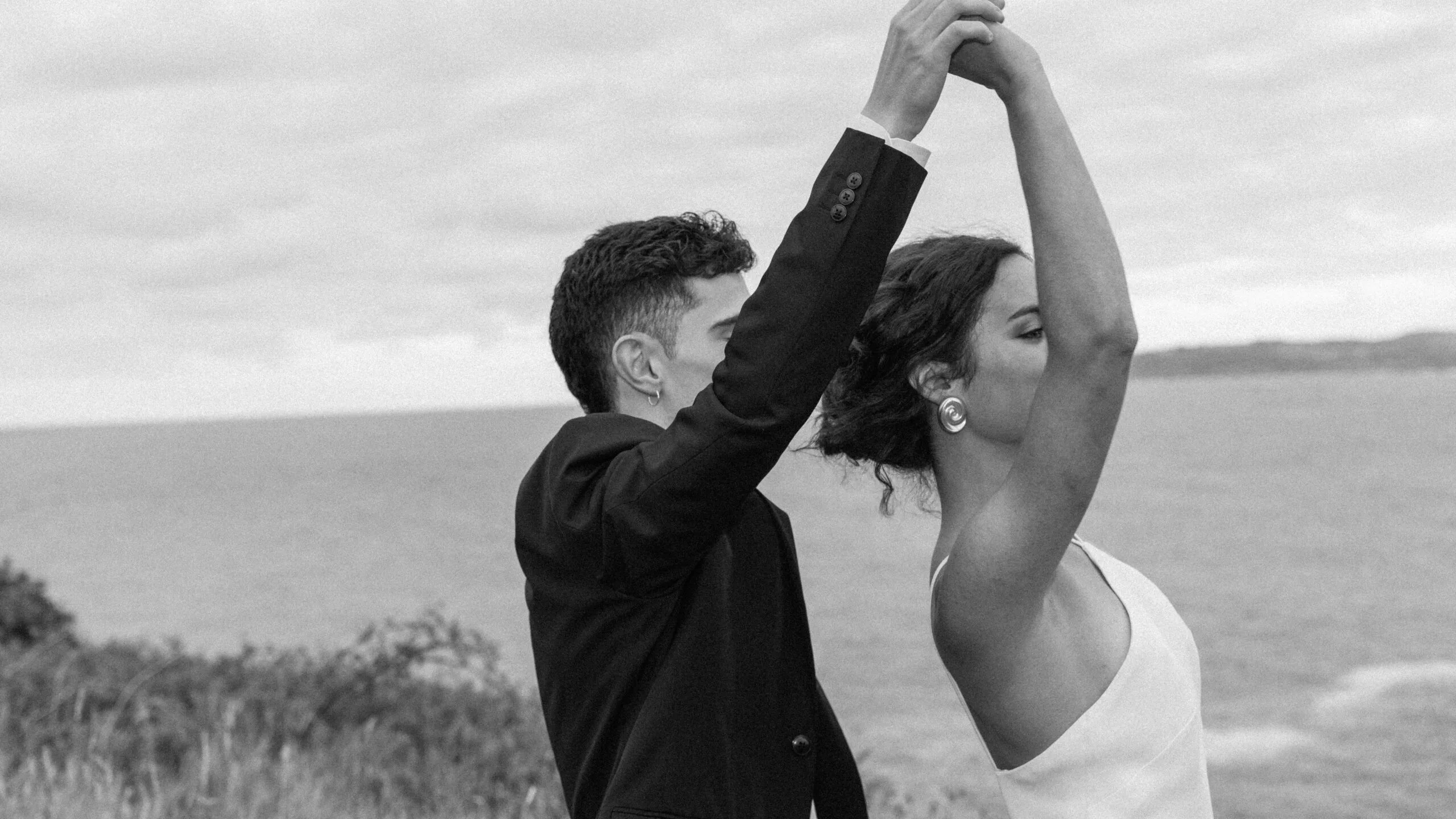 Detalles elegantes en bodas frente al mar en Cantabria