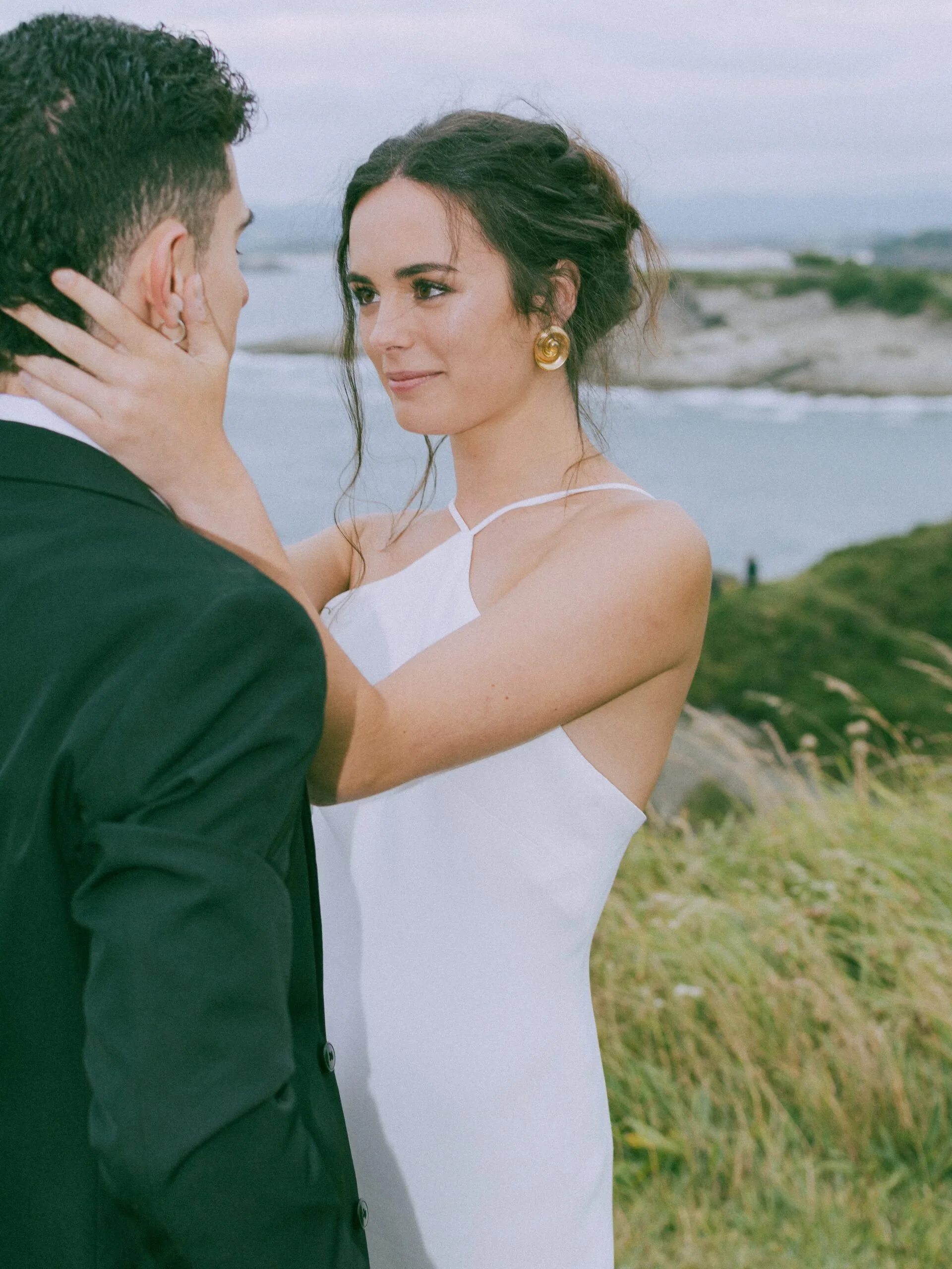 Boda romántica en la playa con decoraciones sofisticadas en Santander