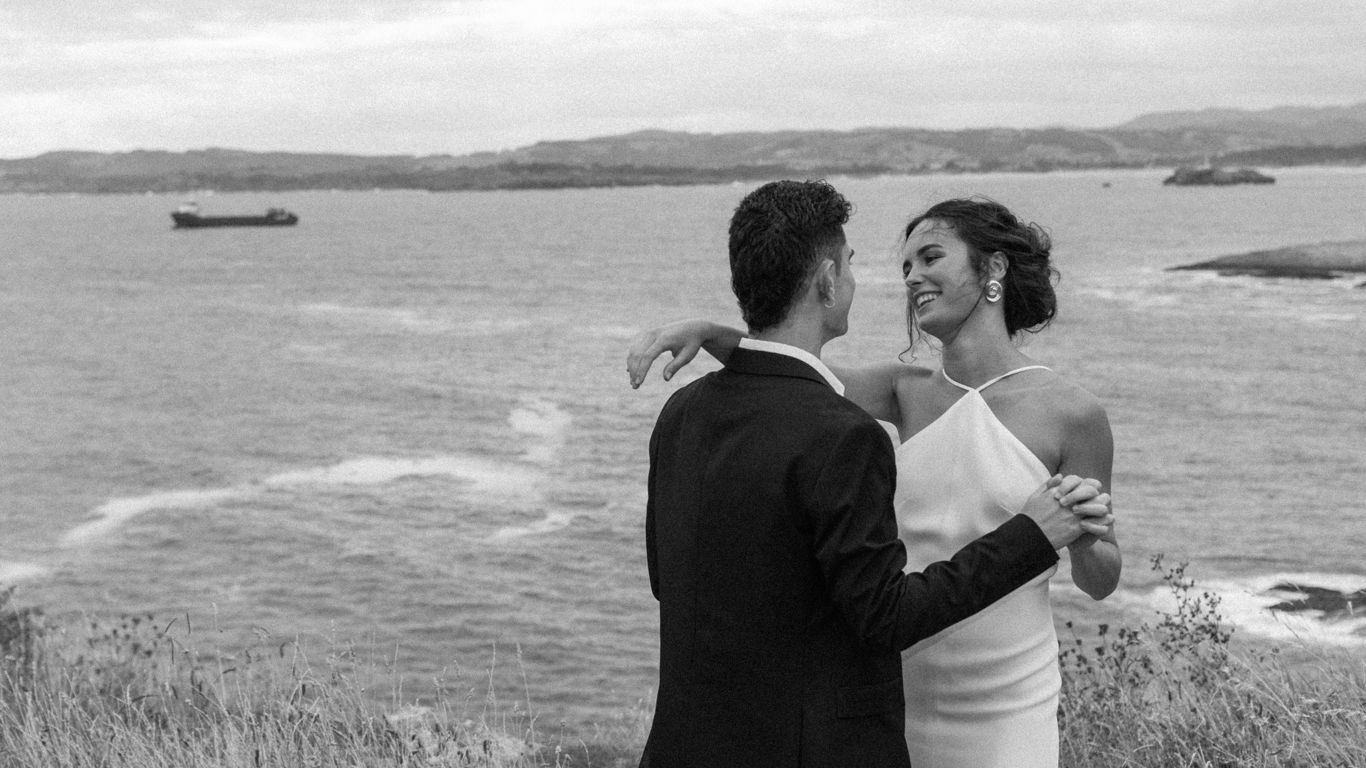 Celebración nupcial frente al mar en Cantabria con detalles únicos