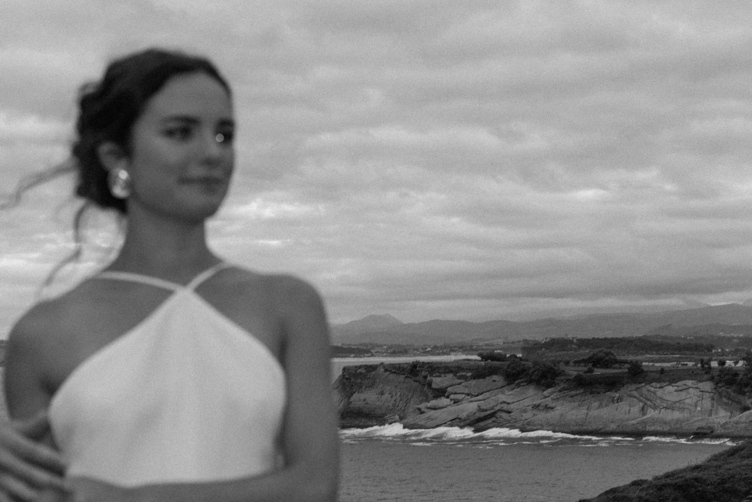Sesión de fotos en la playa para bodas sofisticadas en Cantabria