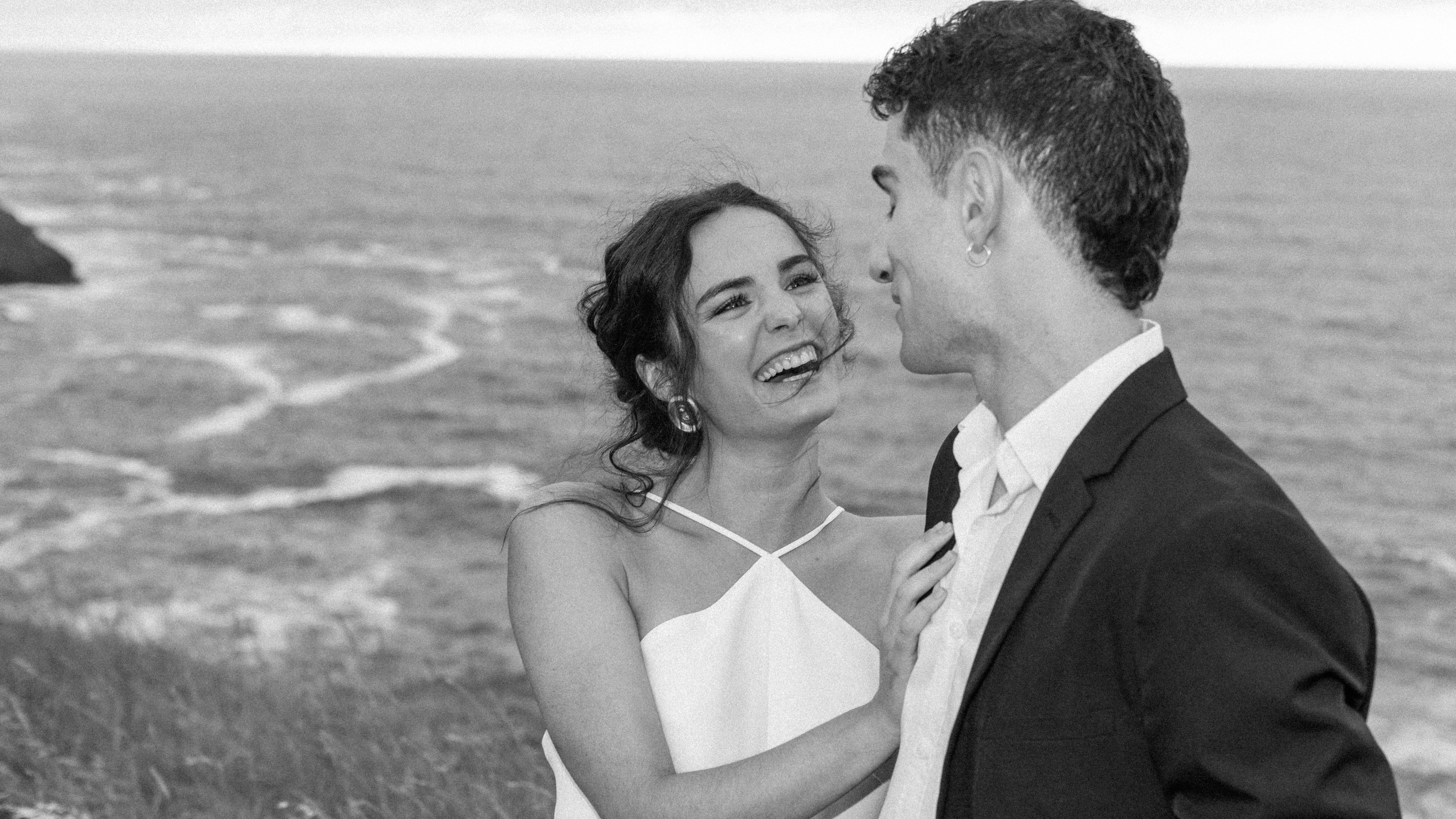 Fotografía de boda elegante en la playa con vistas al océano