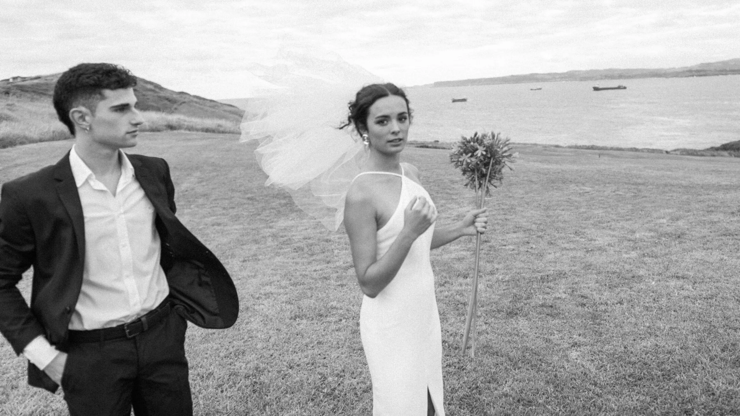 Boda elegante frente al mar en Santander con decoración lujosa