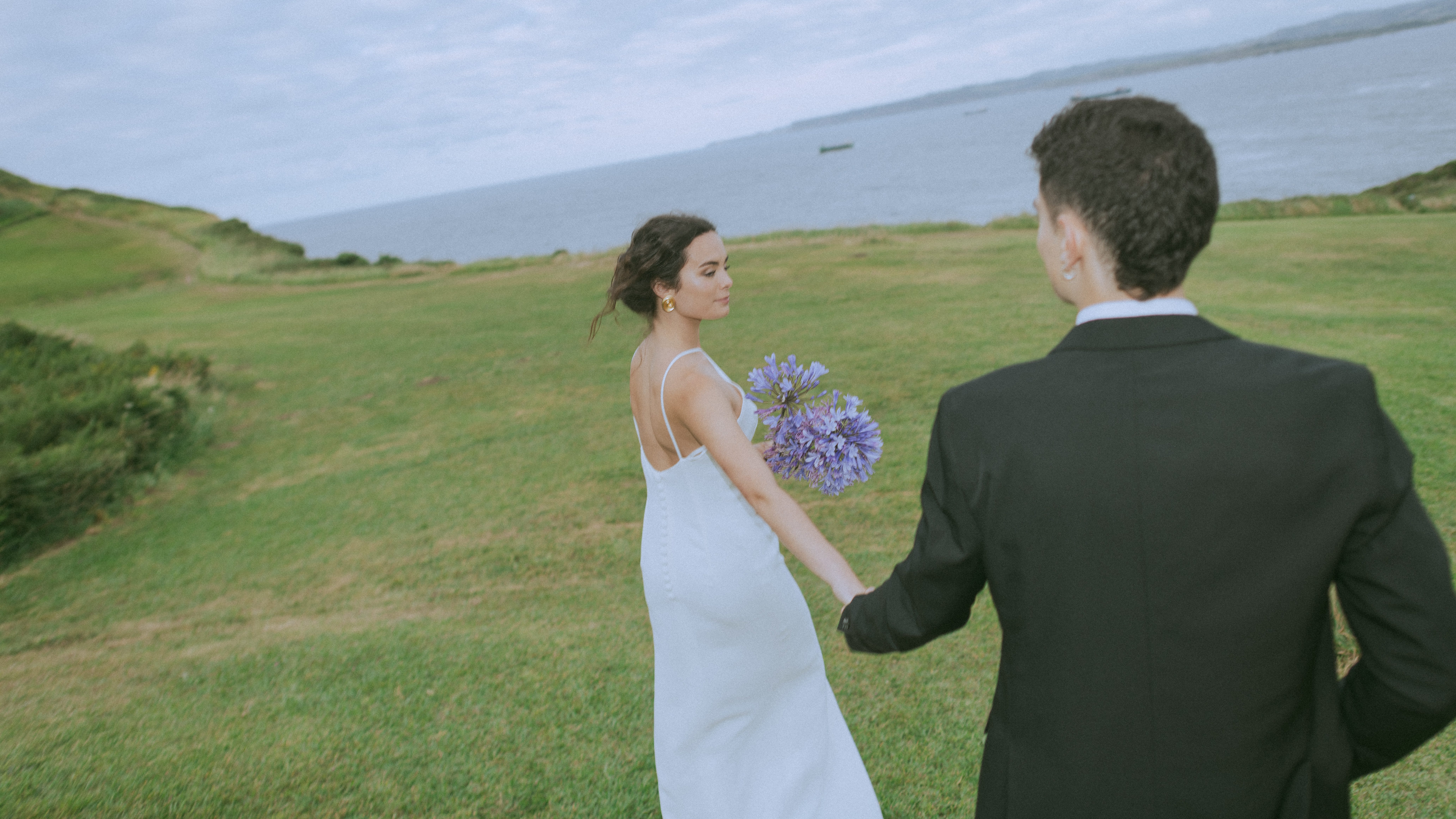 Boda elegante en la playa con decoración sofisticada en Cantabria