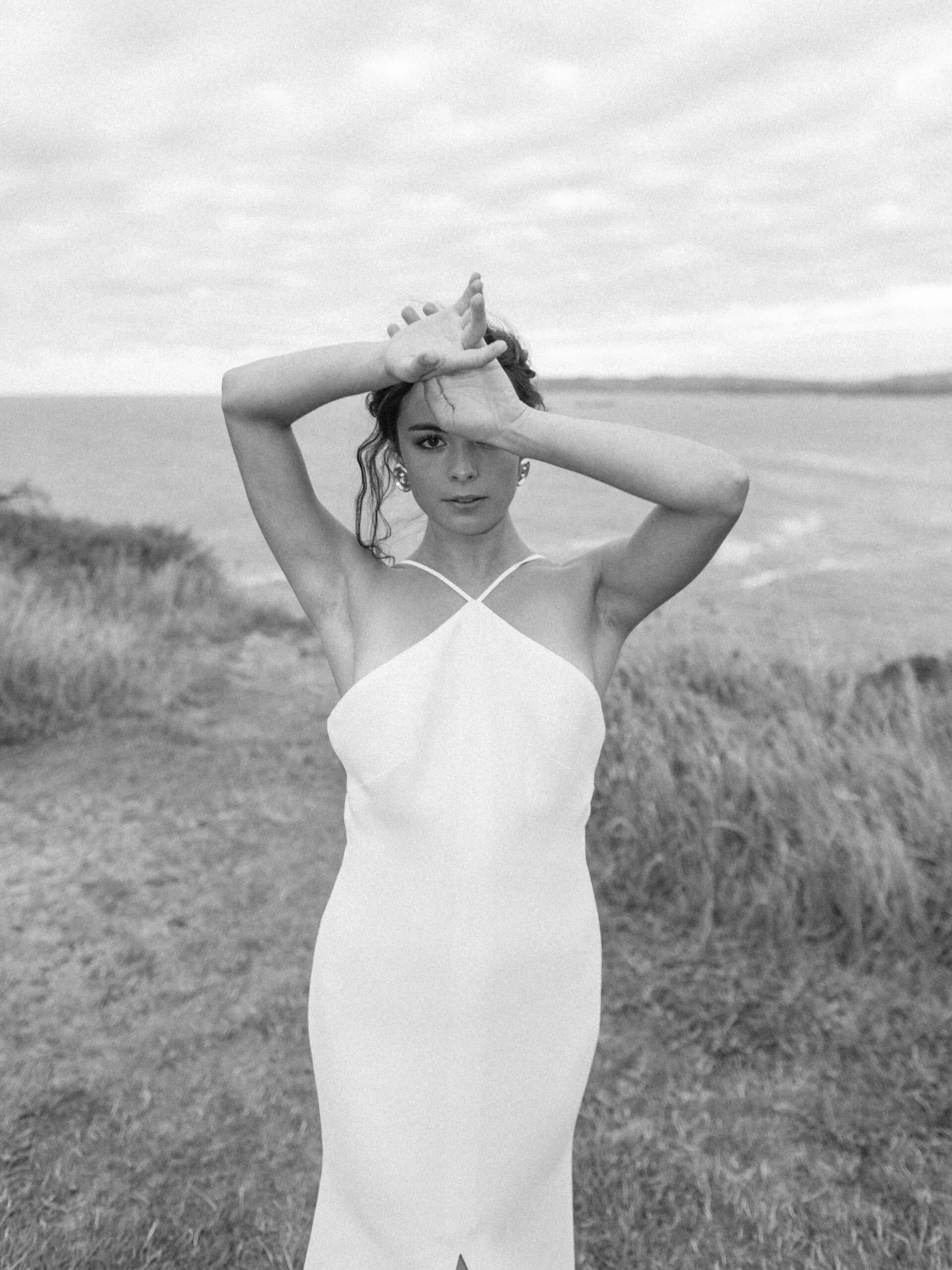 Fotografía de boda lujosa con decoración frente al mar en Cantabria