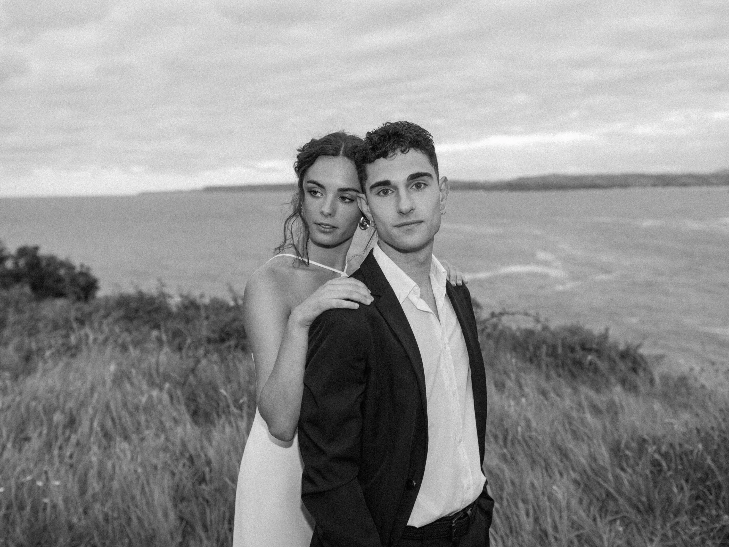 Fotografía de boda elegante con vistas al mar en Cantabria