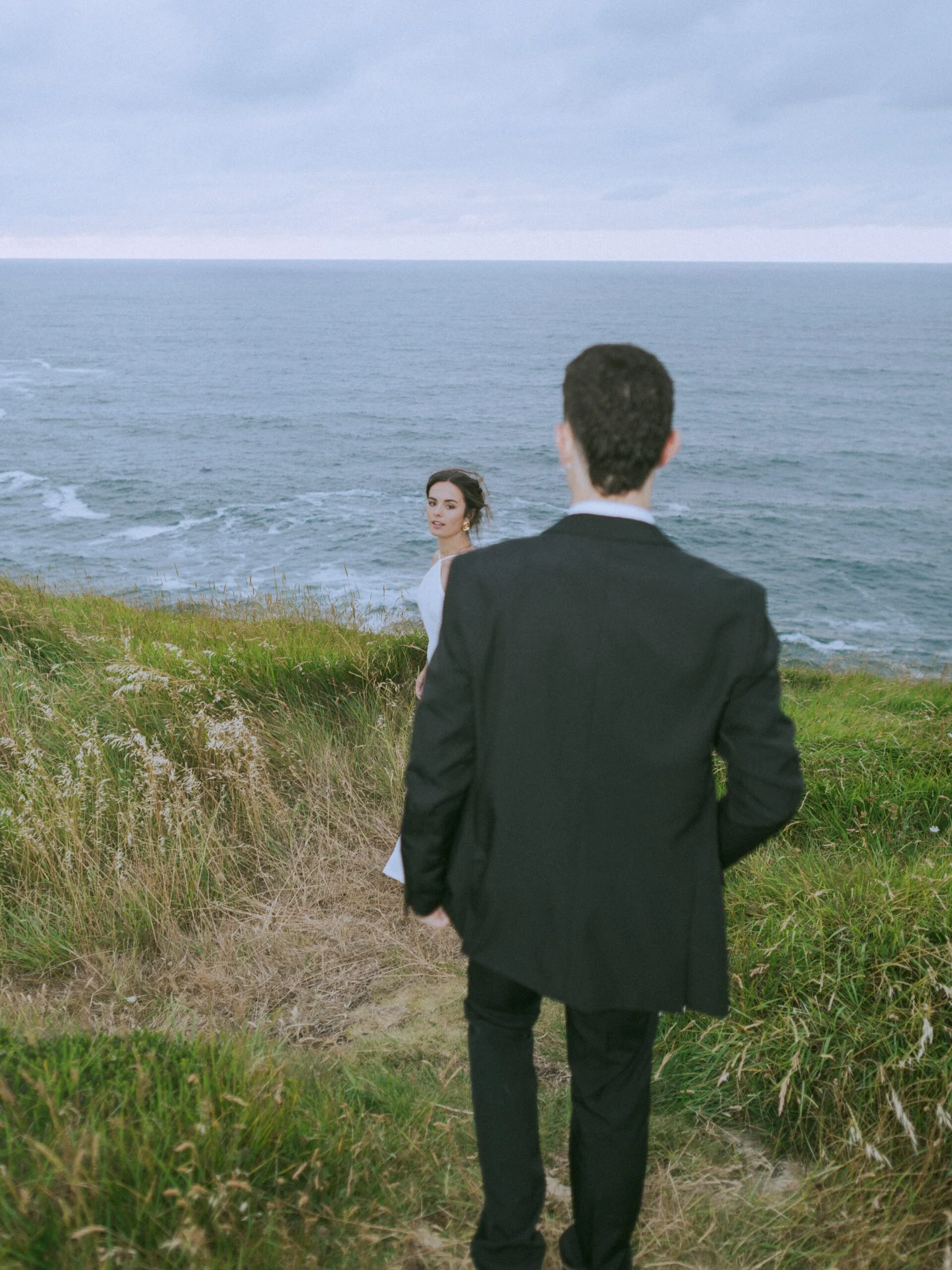Fotografía de boda lujosa con vistas al océano en Cantabria