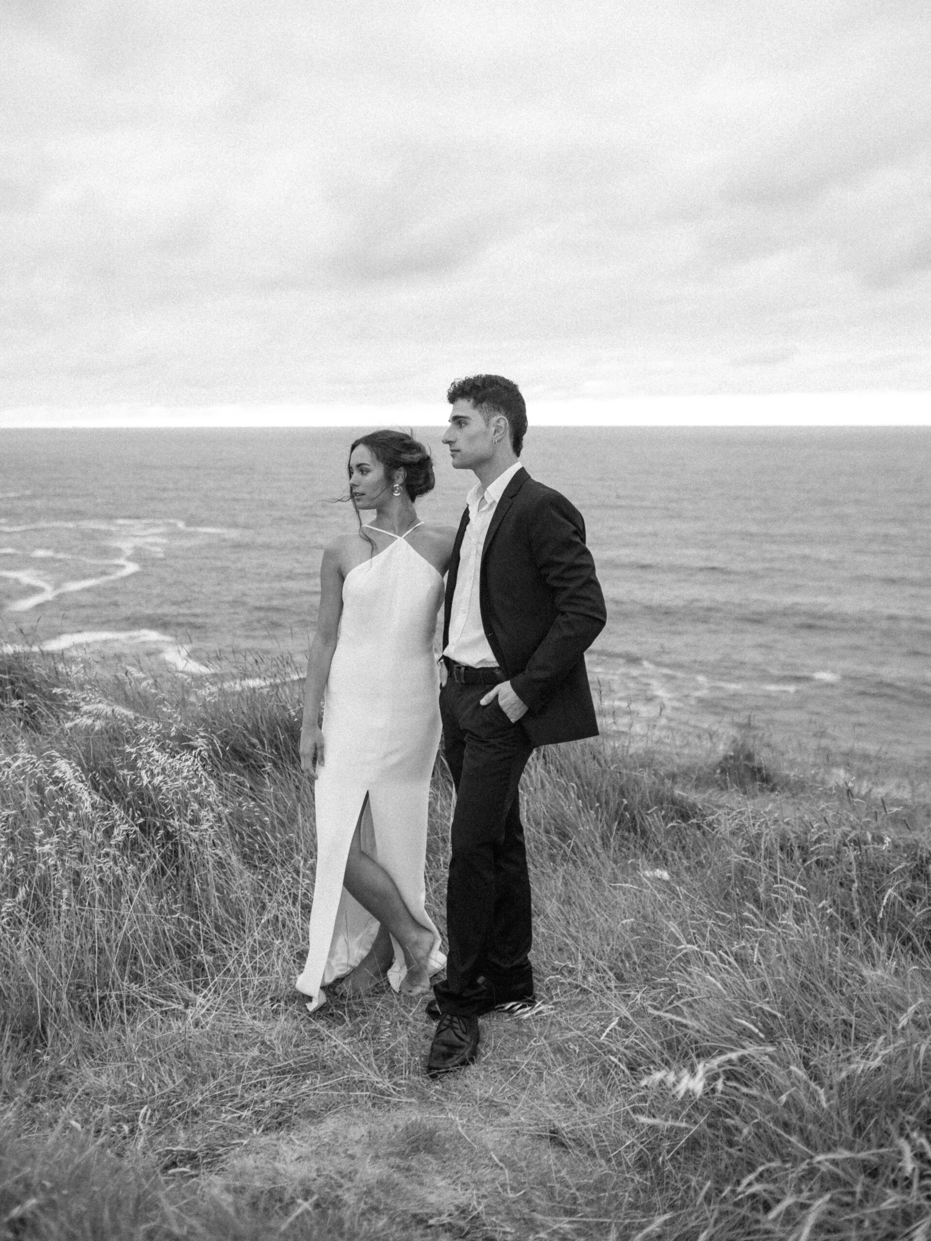 Detalles de boda elegante en la playa de Santander con vista al mar