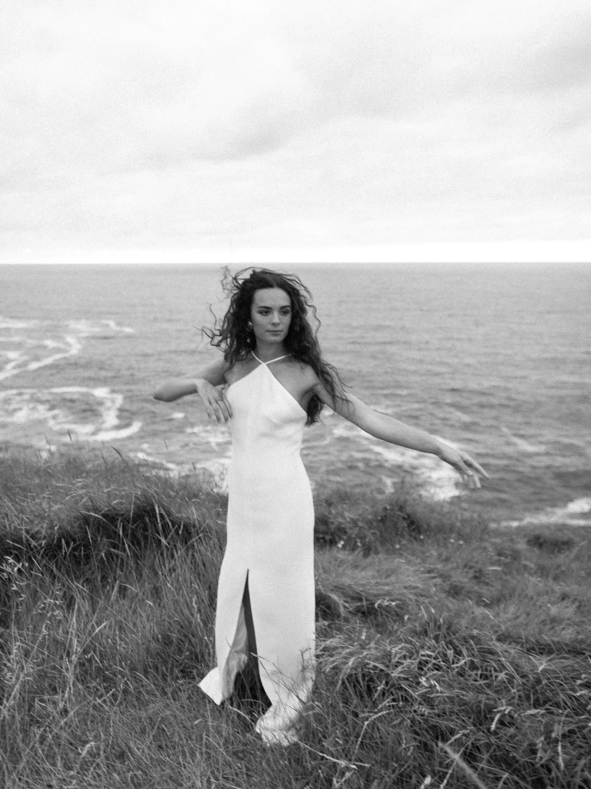 Sesión de fotos romántica en la playa de Santander con vistas al mar