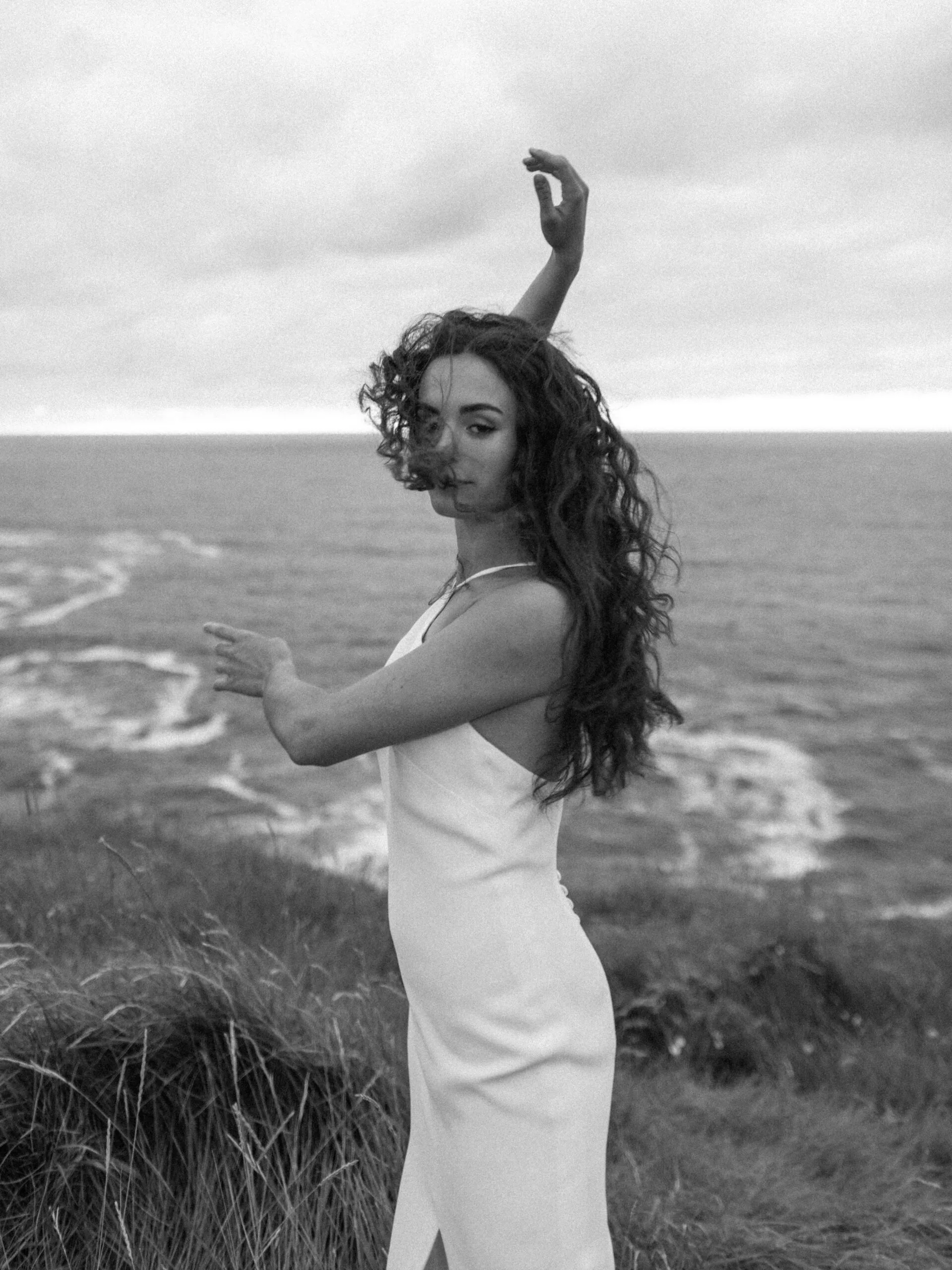Fotografía de boda lujosa en la playa de Santander con vista al océano