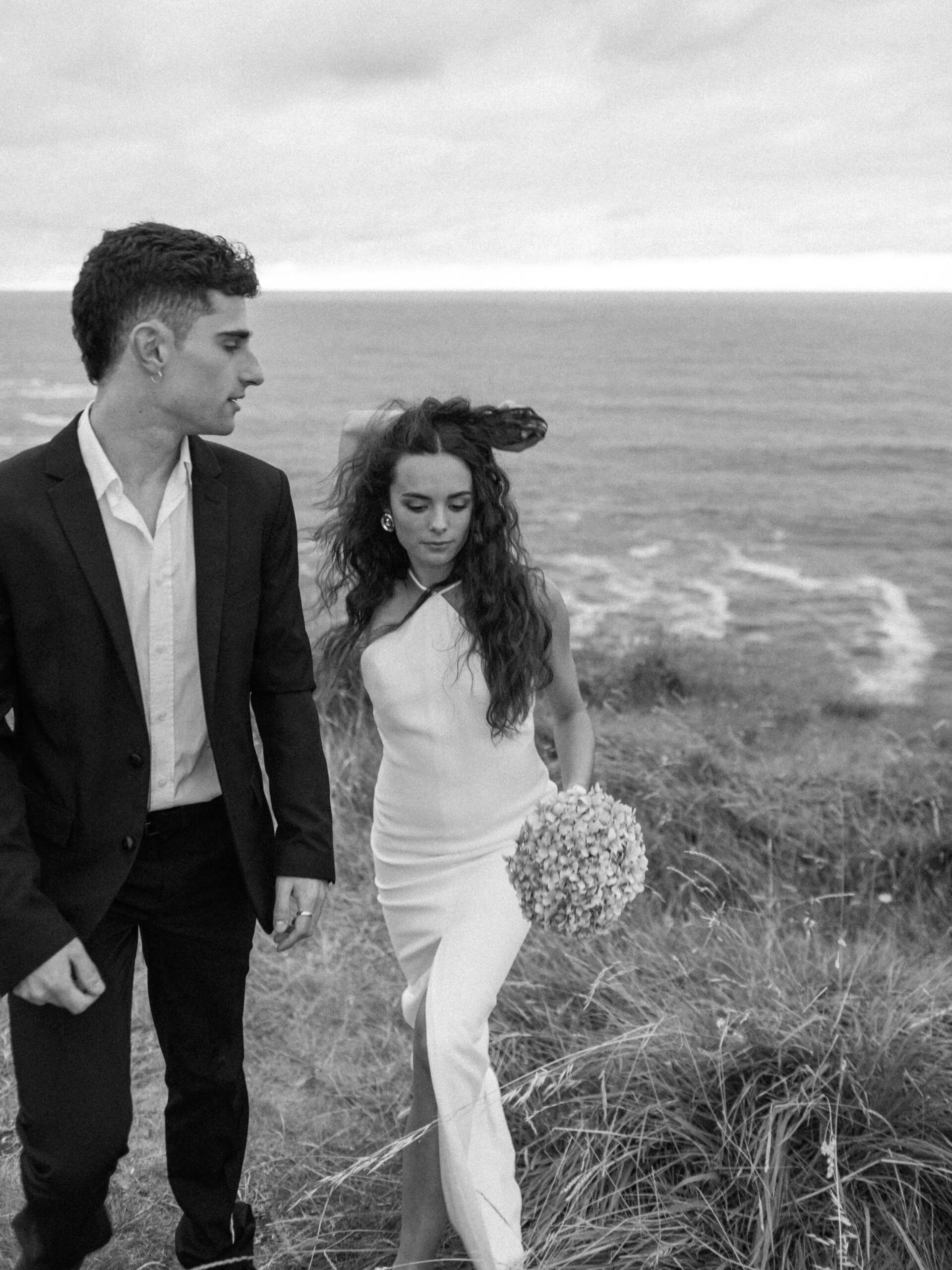 Boda elegante en la playa de Santander con decoración sofisticada