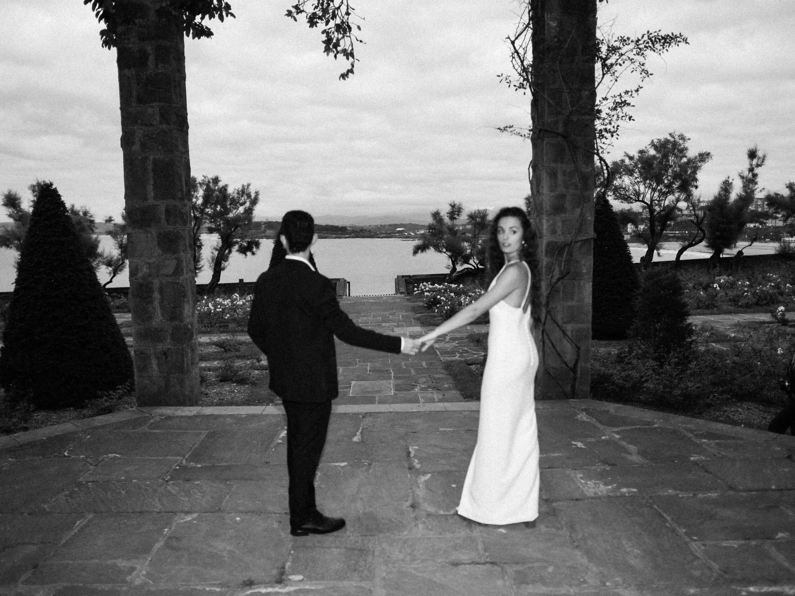 Boda elegante frente al mar en Cantabria con decoración exclusiva