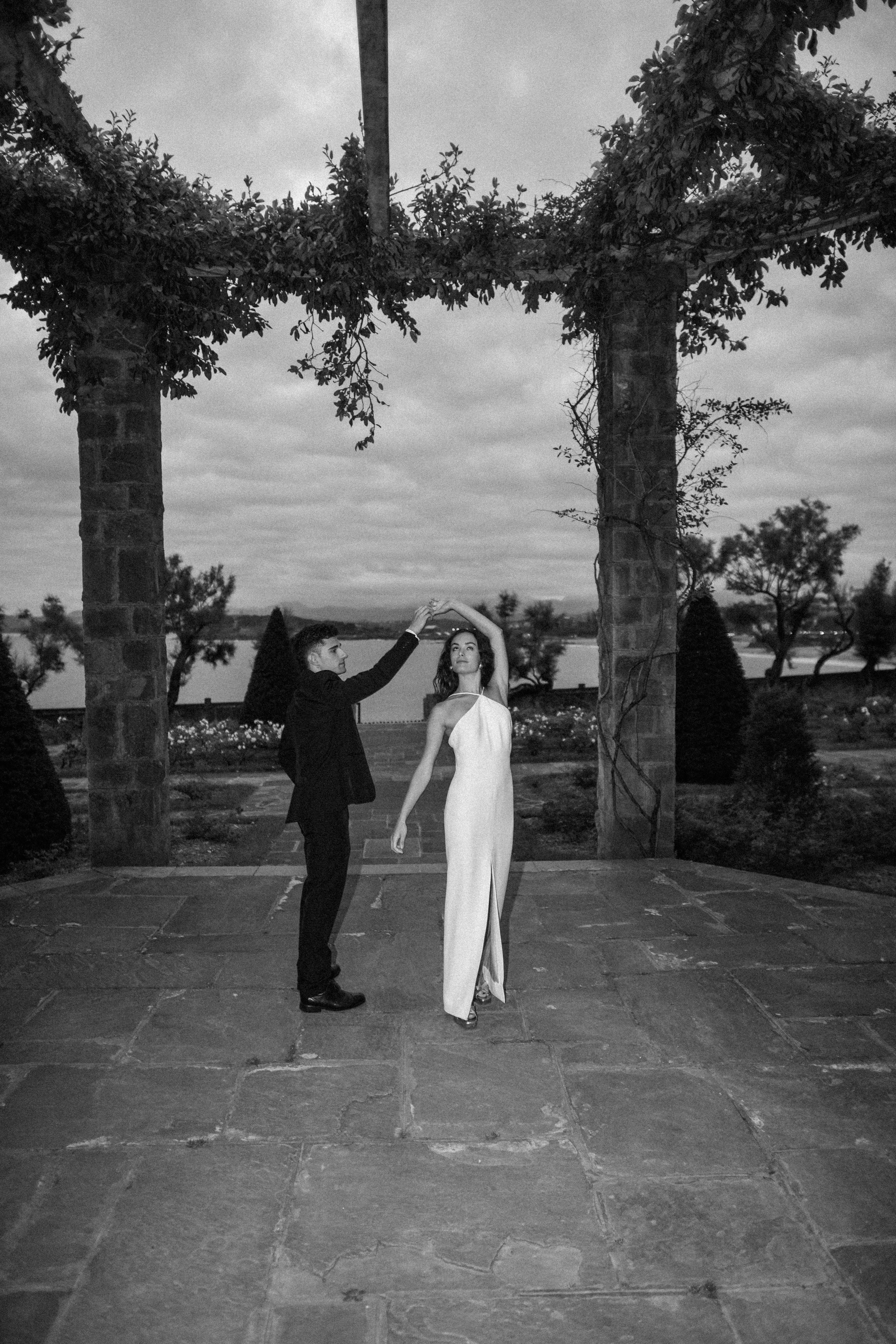 Fotografía de boda lujosa en la playa de Santander con vista al océano