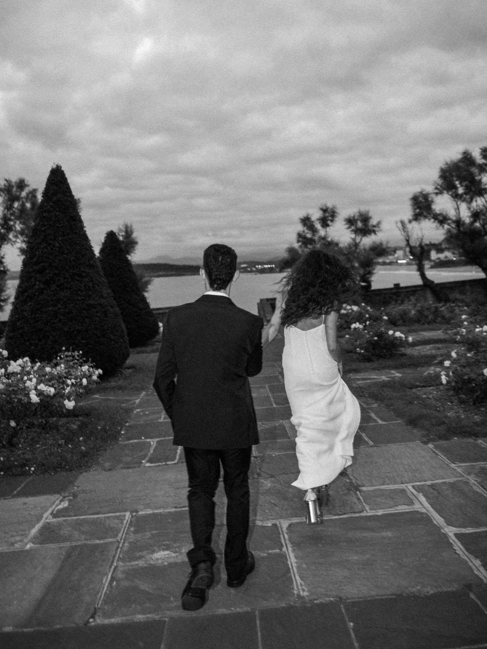 Boda sofisticada en la playa de Santander con decoración lujosa