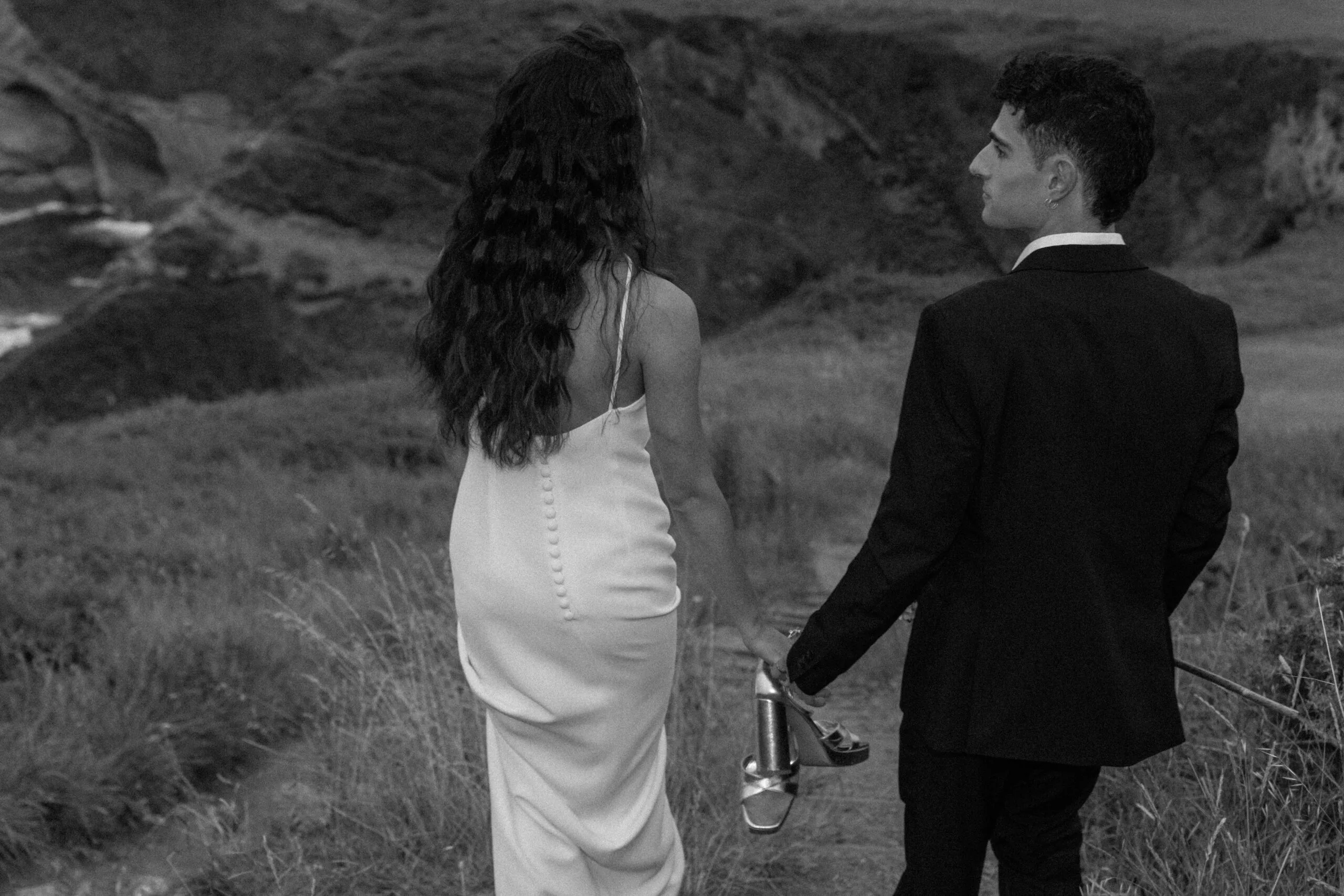 Sesión de fotos romántica en la playa de Cantabria con detalles sofisticados