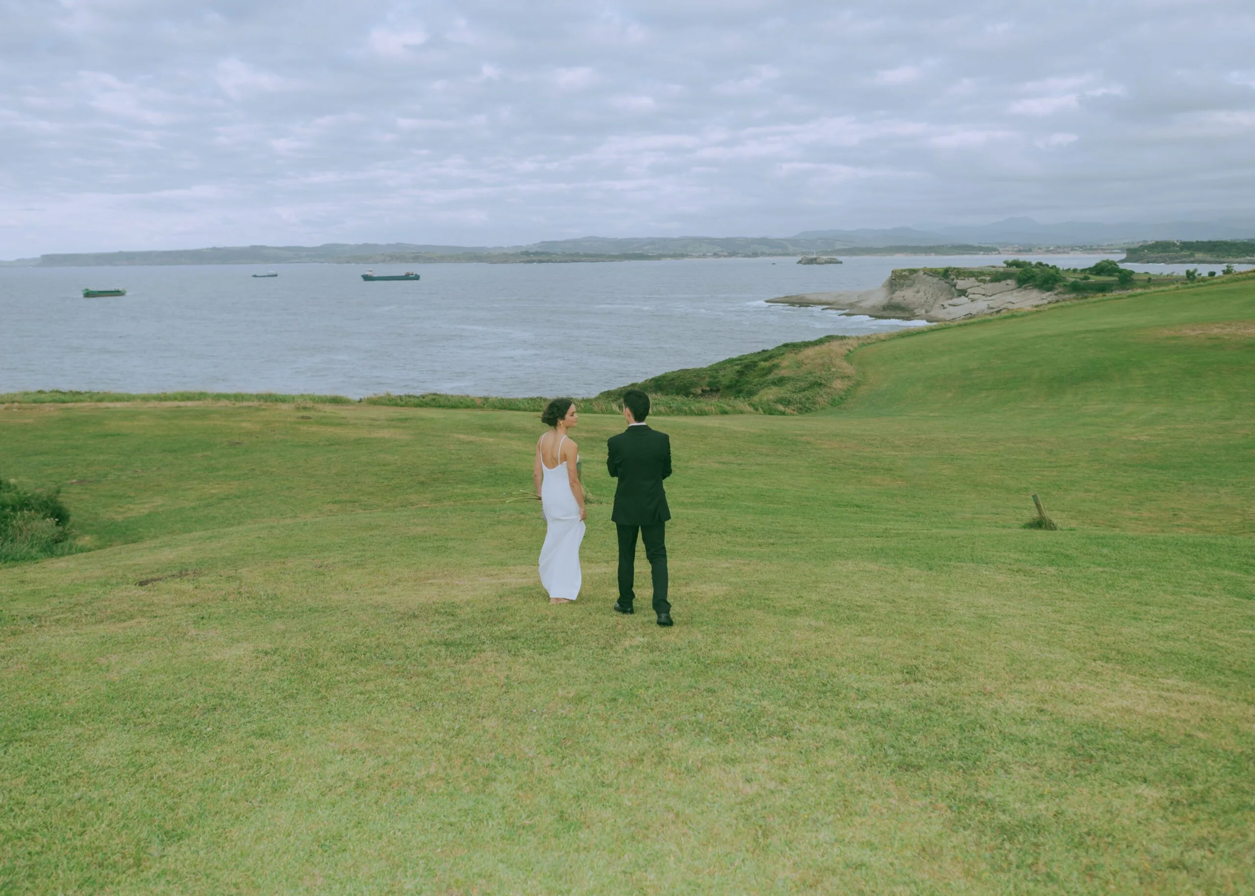 Fotografía de boda lujosa en la playa de Santander con detalles únicos
