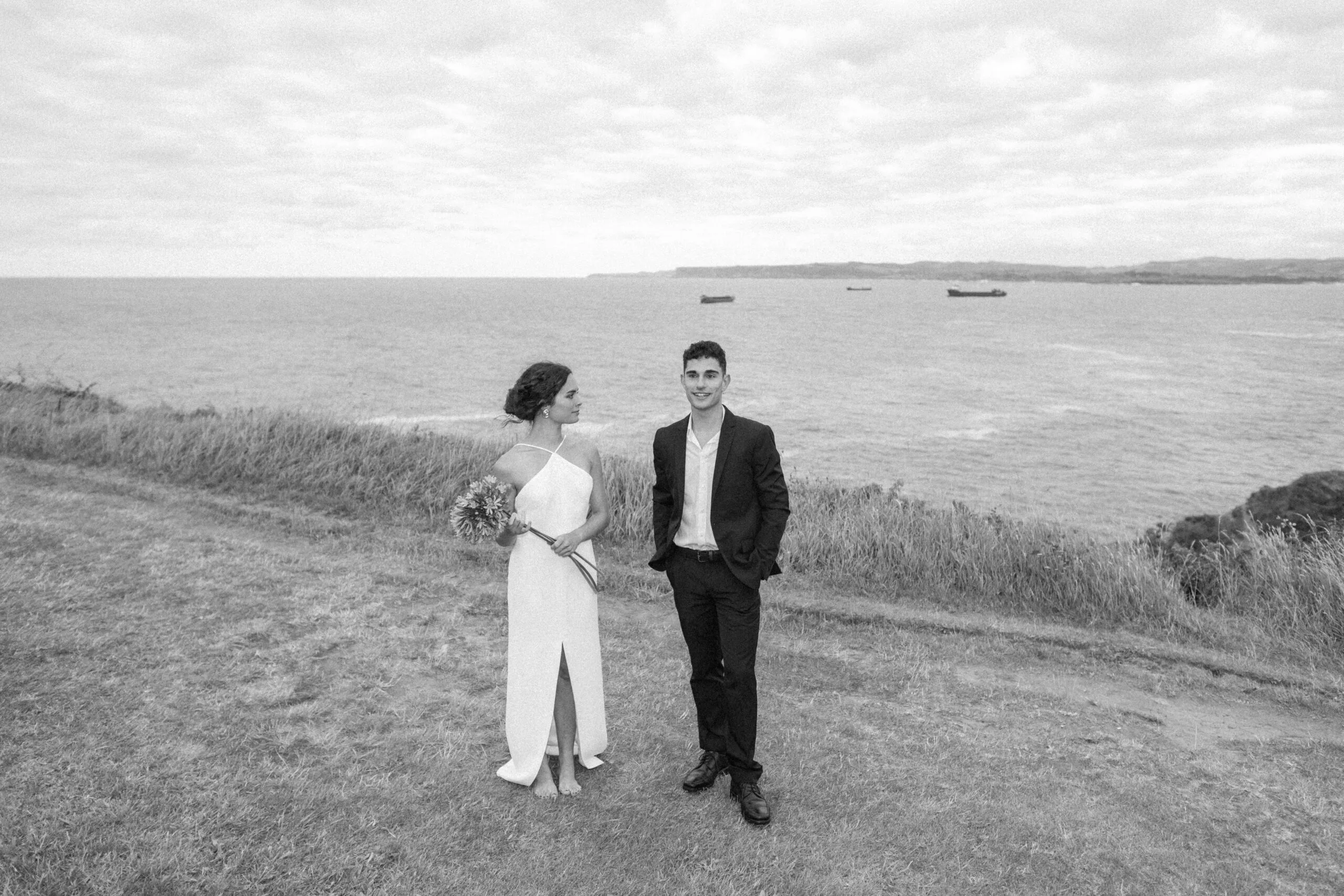 Detalles sofisticados de una boda en la playa de Cantabria con vistas al mar