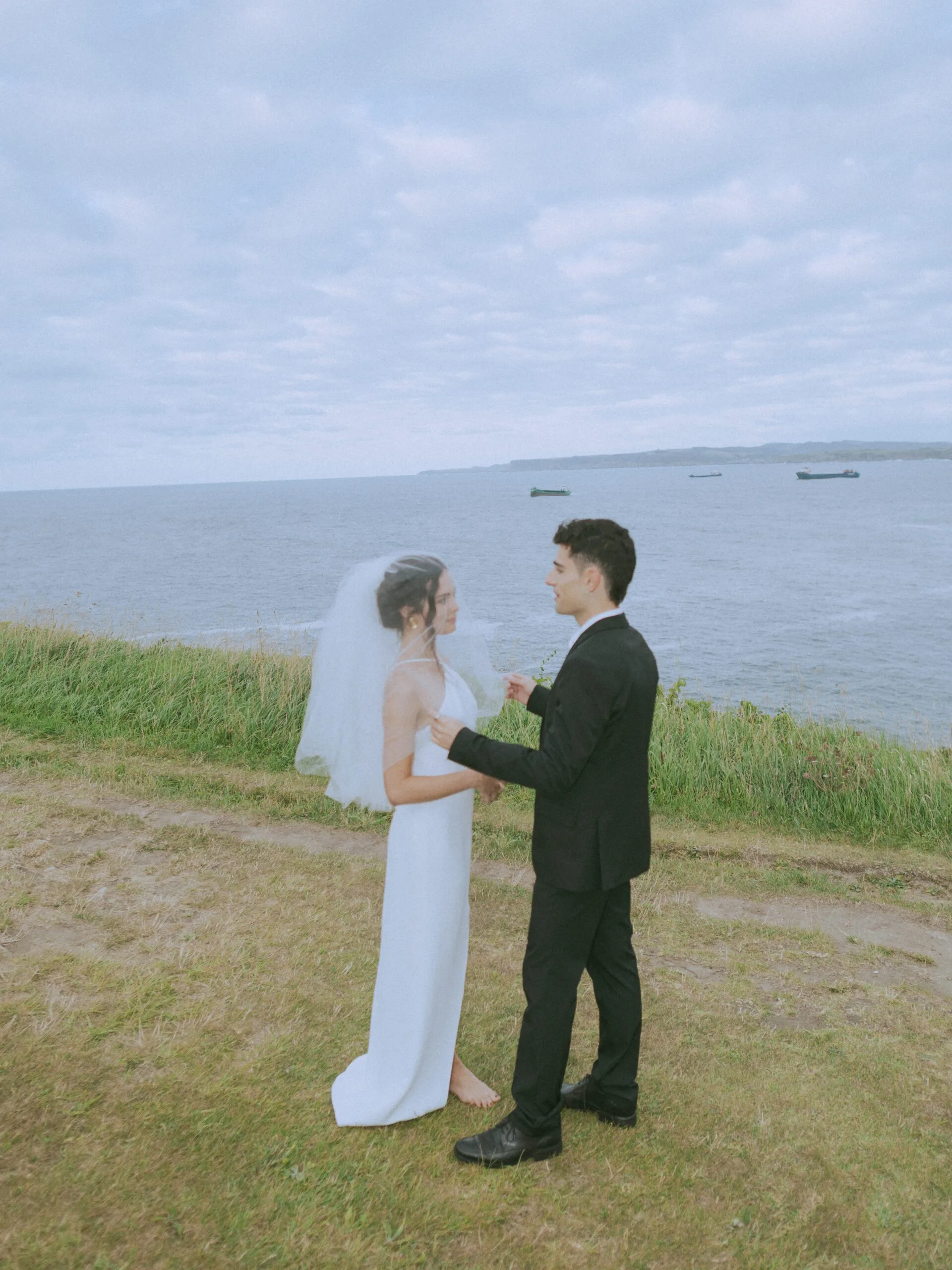 Momentos especiales de una boda frente al mar en Santander con decoración lujosa