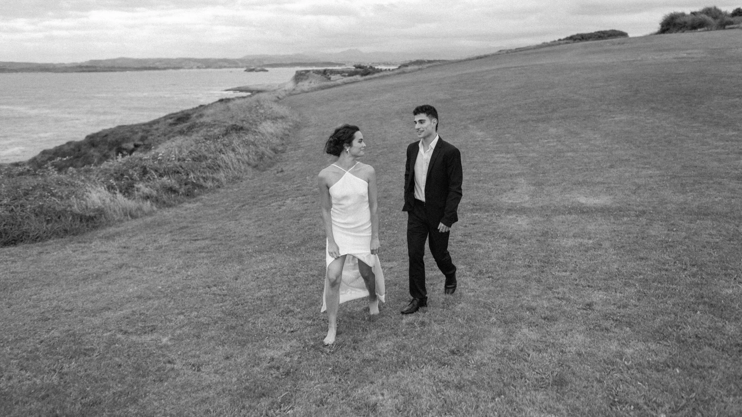 Boda elegante en la playa de Cantabria con detalles exclusivos y vistas al océano