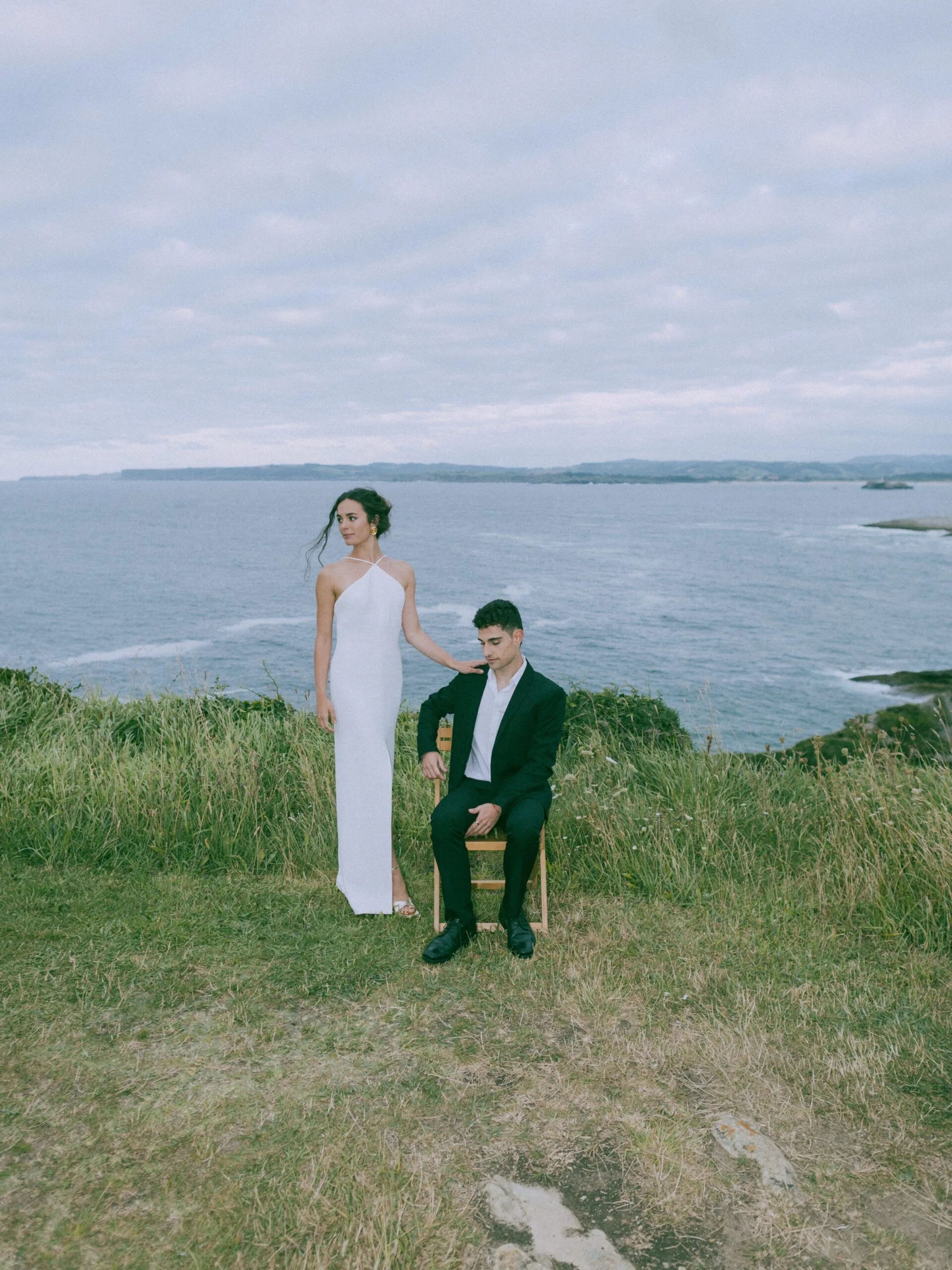 Decoración de boda sofisticada frente al mar en Santander con vista panorámica