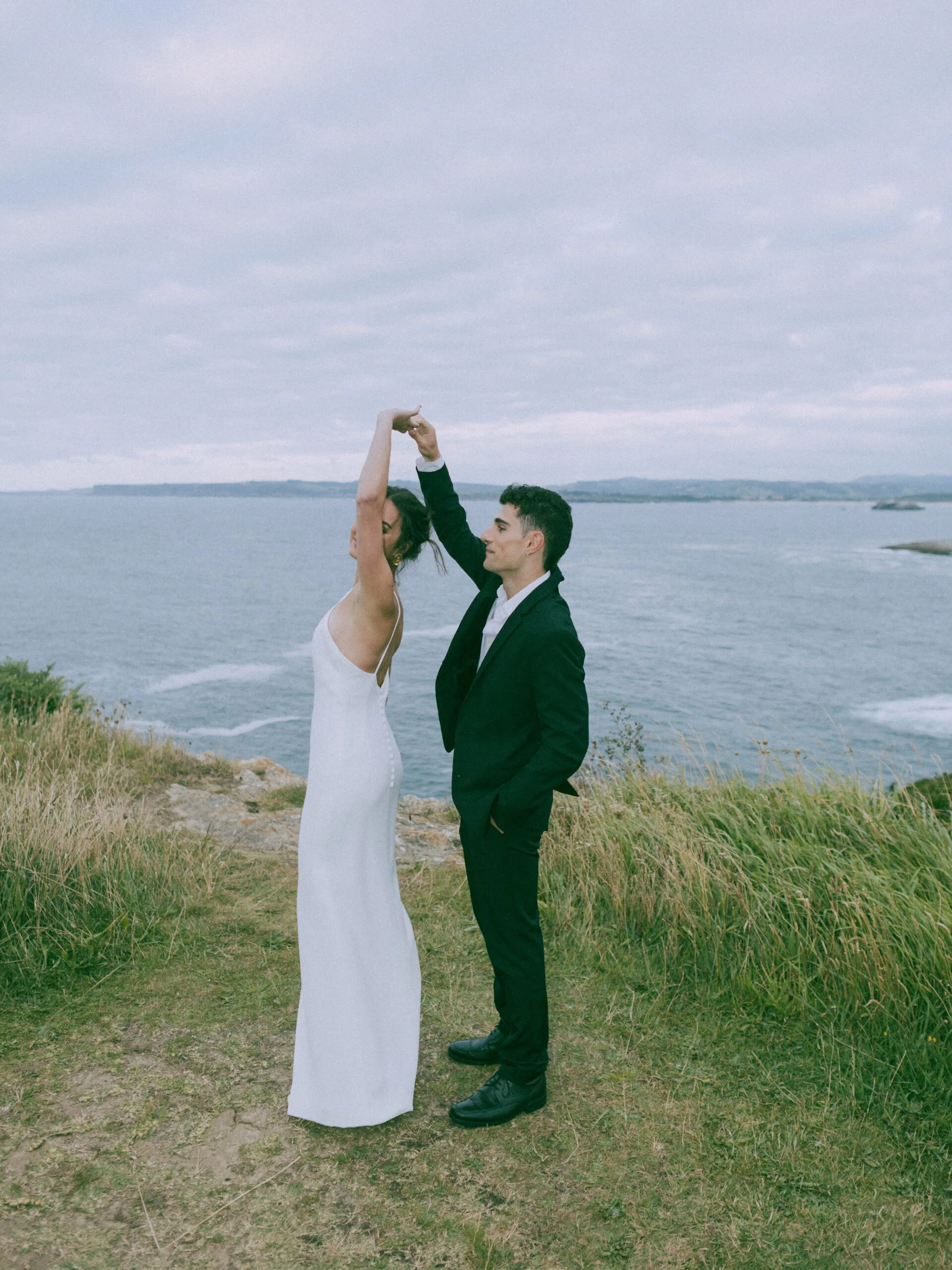Boda exclusiva en la playa de Cantabria con detalles elegantes y vista al océano