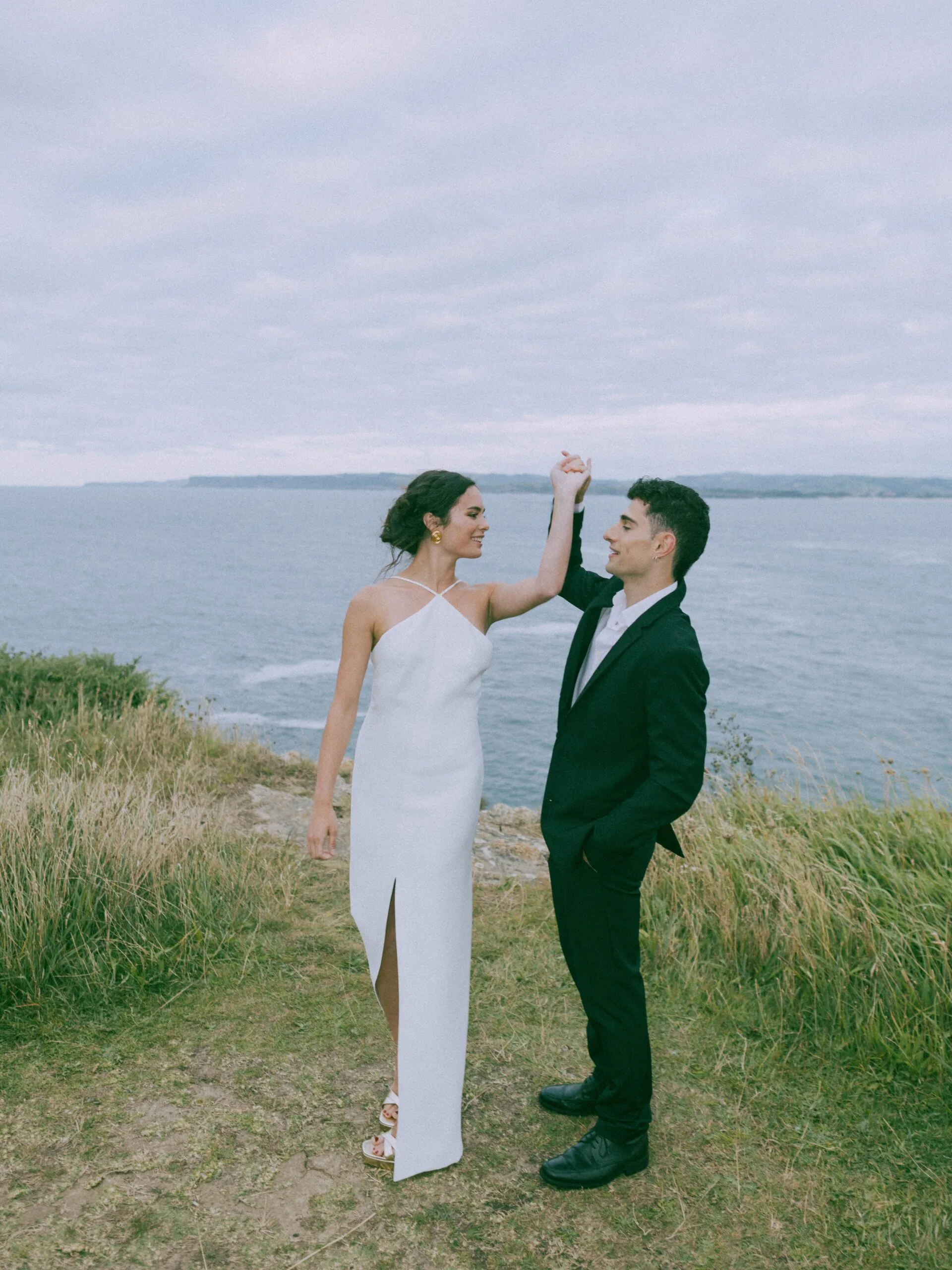Fotografía de boda lujosa en la playa de Santander con detalles exclusivos y vistas