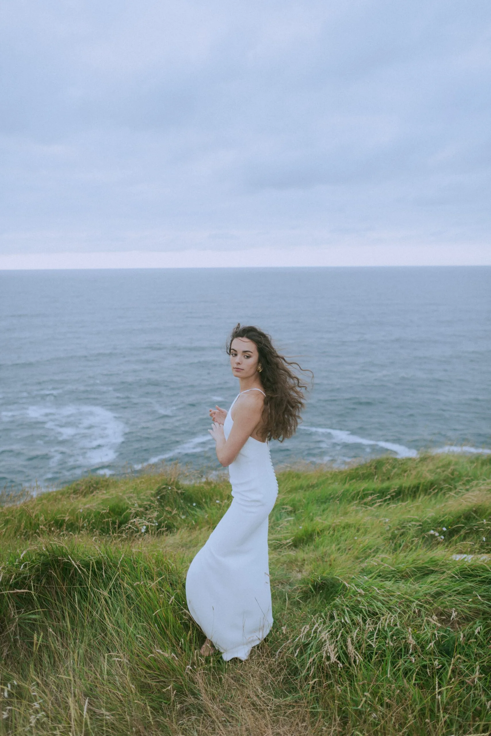 Sesión de fotos romántica en la playa de Cantabria con estilo elegante