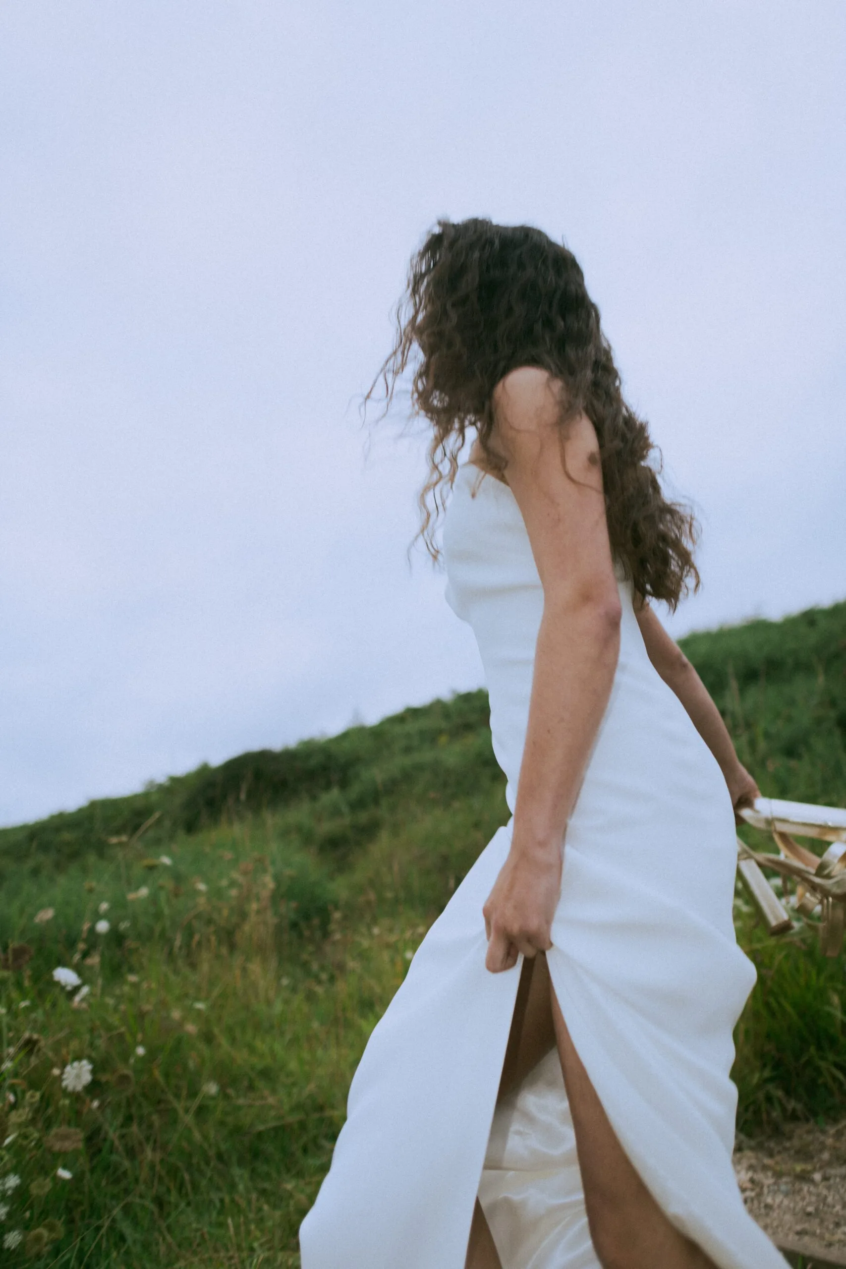 Detalles elegantes de una boda frente al mar en Cantabria con decoración sofisticada