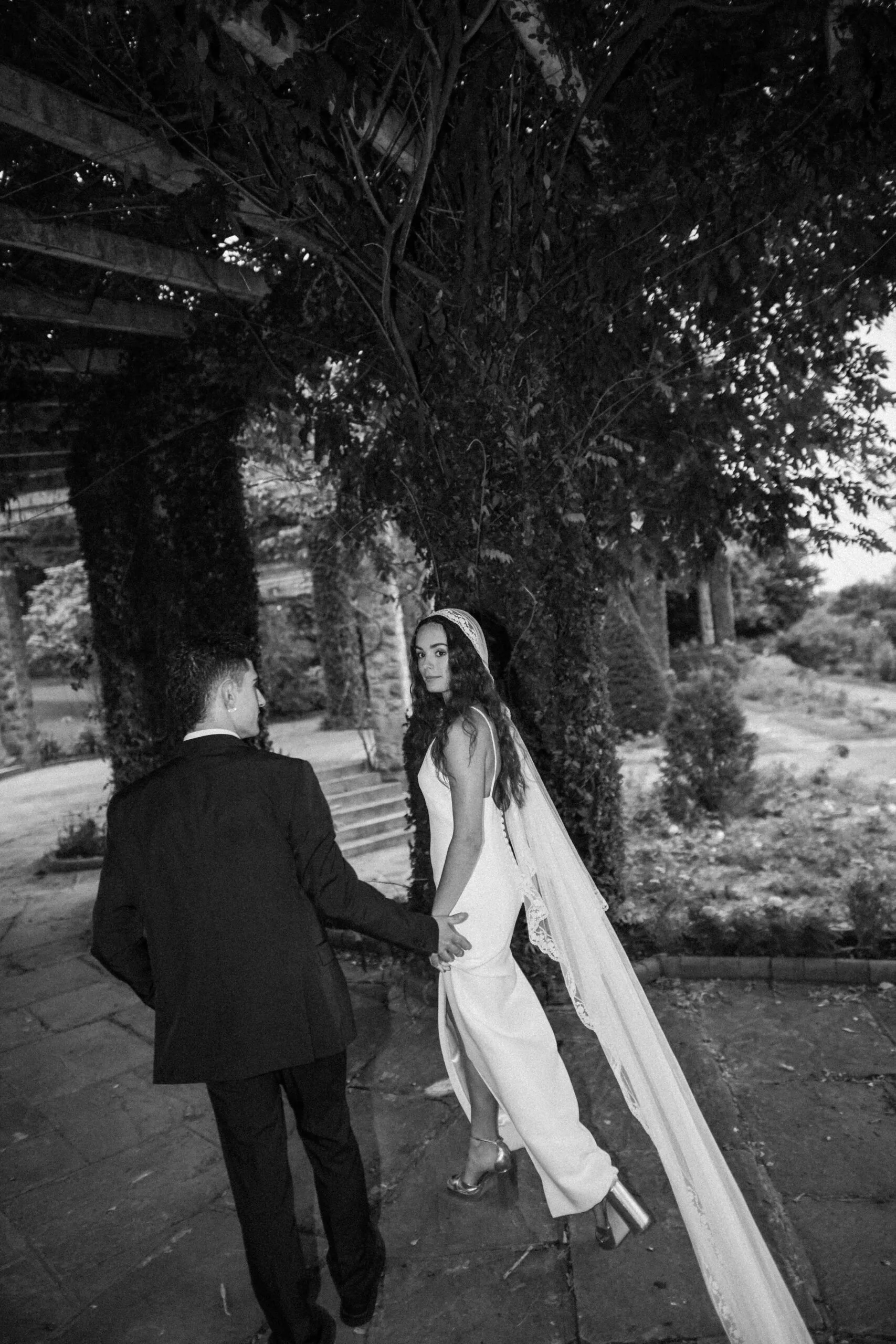 Sesión de fotos romántica en la playa de Cantabria con estilo elegante y exclusivo