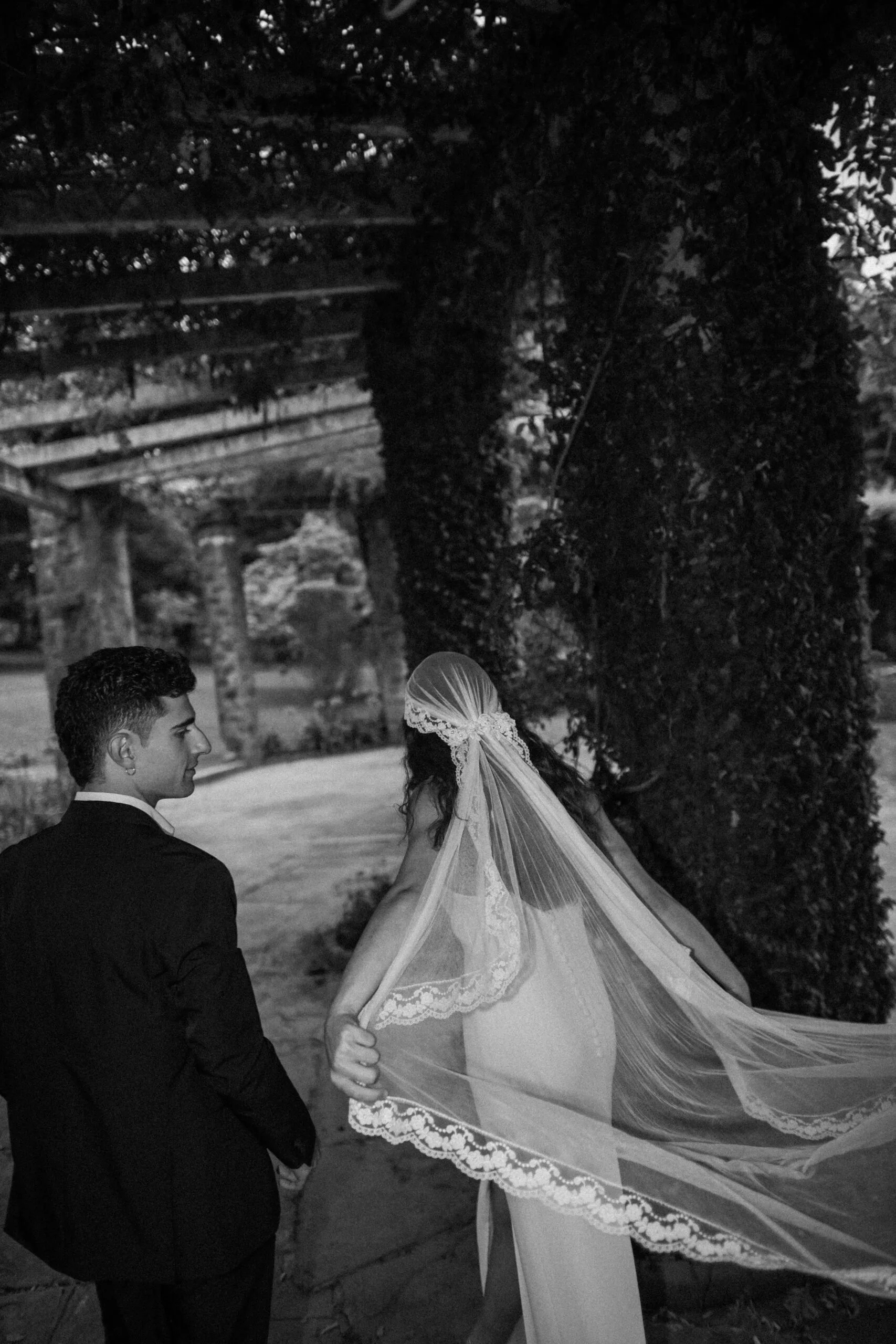 Boda exclusiva en la playa de Cantabria con detalles elegantes y vistas panorámicas al océano