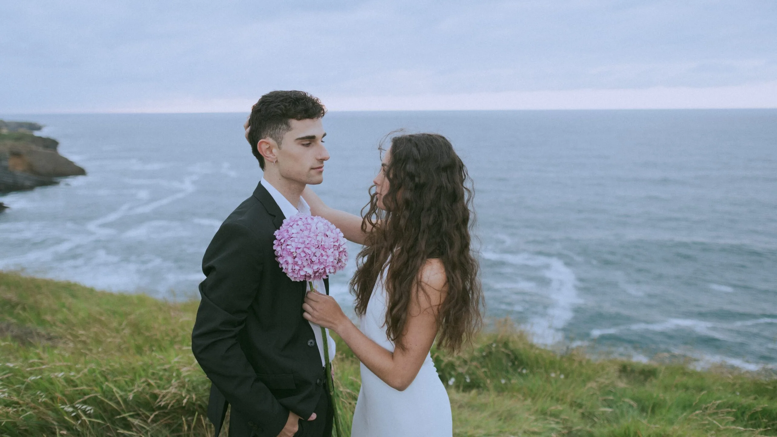 Detalles elegantes en una boda junto al mar en Santander