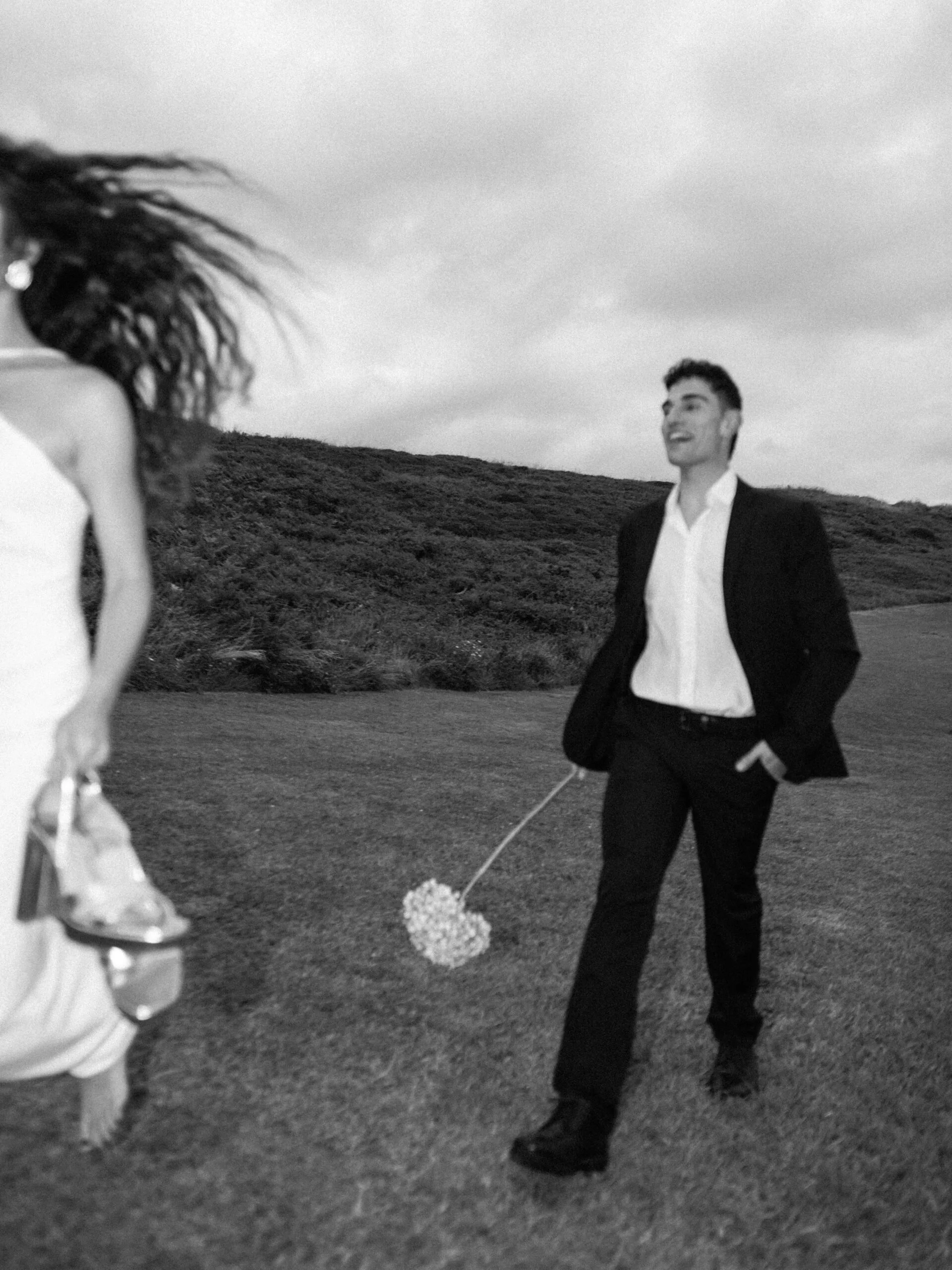 Pareja en la playa durante una boda en Santander